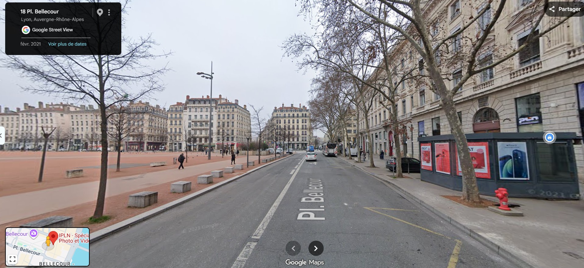 Sur un très bel emplacement 2 place Bellecour,  nous vous proposons d'être un acteur local en devenant kiosquier « presse – loto – multiservices ».

En tant que gérant indépendant enregistré au Registre du Commerce (non salarié, SAS, SASU, SARL, EURL, EI, micro-entreprise…), vous animerez ce kiosque.

Vous disposerez de ce kiosque de 18m² sans droit d’entrée, sans investissement dans un pas de porte ou fonds de commerce avec de faibles charges :

Loyer 330€ HT mensuel, dépôt de garantie 1188€
Electricité
Assurance
Routeur ou box 4G
Caisse informatisée spécifique à la presse(Strator, Bimedia, JDC…): entre 80 et 100€/mois
Un fond de roulement/trésorerie d'au moins 5000€ est conseillé pour votre fonctionnement
Contrat de 2 ans renouvelable jusqu'en juin 2030 (renouvellement d'une convention kiosque après cette date auprès de la ville de Lyon).

Un agrément de diffuseur de presse en effectuant une formation obligatoire vous sera délivré. Le dépôt de presse OYE DISTRIBUTION à CHAPONOST vous indiquera les conditions et le métier, et il vous livrera quotidiennement les journaux.

Un autre dossier sera à présenter pour les jeux (PMU/ “la Française des Jeux/FDJ”). Prévoyez 2 à 3 mois avant une ouverture(avec les jeux).

Les activités exercées sont principalement, la presse :

Presse nationale(23%) et régionale(14%)
Les jeux de la Française des jeux (FDJ): jeux de grattage, tirage (5%)
Les souvenirs, les cartes postales, librairie, petits relais colis, bimbeloterie…
Les boissons, les glaces emballées, les confiseries…

Nous pourrons étudier ensemble d'autres services pour le kiosque (artisanales ou autres).

Vos revenus proviendront des commissions

Les horaires sont en général de 7h/7h30 –18h/19h
(Dimanche si vous le souhaitez)

Je reste à votre écoute pour vous apporter plus de détails.