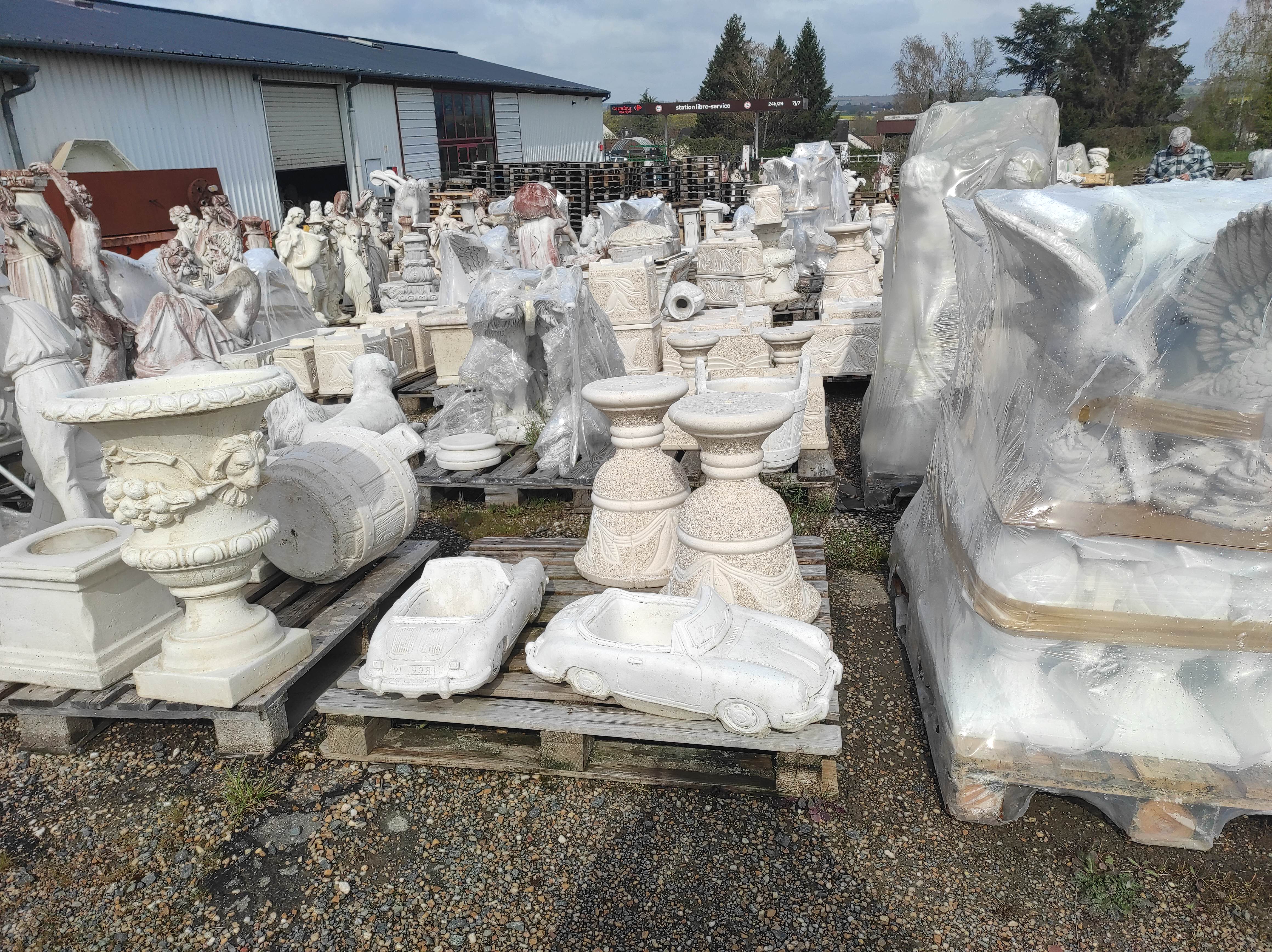L’entreprise le bon vivre 18 a été créé en 2008. Elle propose un site en ligne de vente de décoration de jardin, statues, vases, fontaines et autres, en pierre reconstituée .
Le bon vivre 18 est avant tout un site de vente en ligne mais l’entrepôt de stockage se situe au 11 route de Bourges aux Aix d’Angillon  pour une capacité de stockage de 400 m2.
La clientèle est composée en grande partie de particuliers et aussi de collectivités
L’entreprise travaille en France ,mais exporte également à l’étranger.
La clientèle des professionnels est un axe de développement intéressant pour un futur repreneur.
Le site « lebonvivre.fr » est opérationnel et représentatif de l’offre proposée.
l'entreprise compte un ouvrier expérimenté et qualifié qui prépare les commandes pour l'expédition  chez les clients.