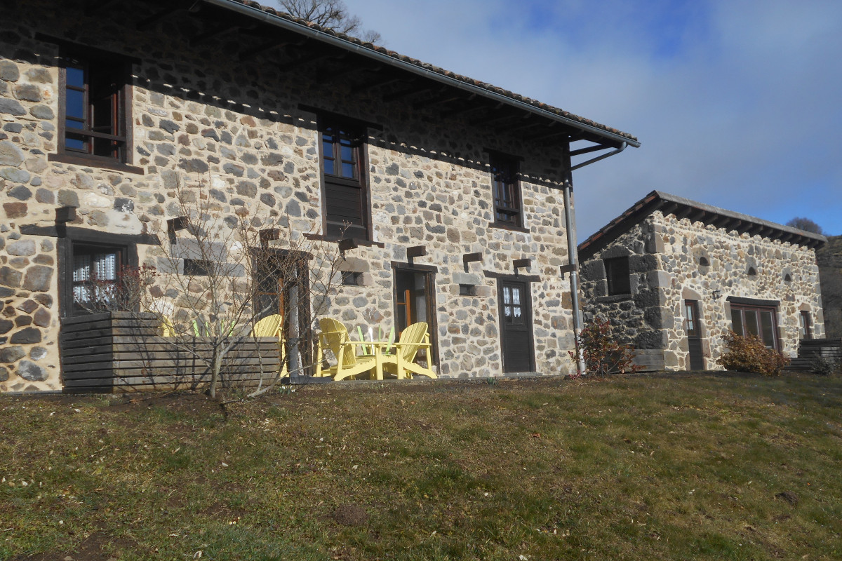Belle propriété sur une superficie de 5000 m2, située dans un hameau , calme et tranquille, actuellement en activité de 5 chambres d 'hôtes.Le bien est composé d 'une maison principale et de trois bâtisses extérieures en pierres de style auvergnat authentique et confortable.
Maison principale : 3 chambres avec salle d' eau et toilettes individuels,salon, salle à manger avec cantou de 60 m2, cuisine récente de 35 m2 toute équipée,sous sol et cave, avec belle terrasse en pierre.
Une grange aménagée de 50 m2 avec rez de chaussée avec cheminée et cuisine d ' été, étage une chambre aménagée plus atelier attenant.
Un bâtiment abrite une chambre d 'hôtes de plein pied avec terrasse.
Un deuxième bâtiment abrite 2 chambres d ' hôtes en duplex avec terrasse.
Aucun travaux à prévoir, très belle affaire à poursuivre. 
Plus d' infos sur notre site  : louferradou.com
