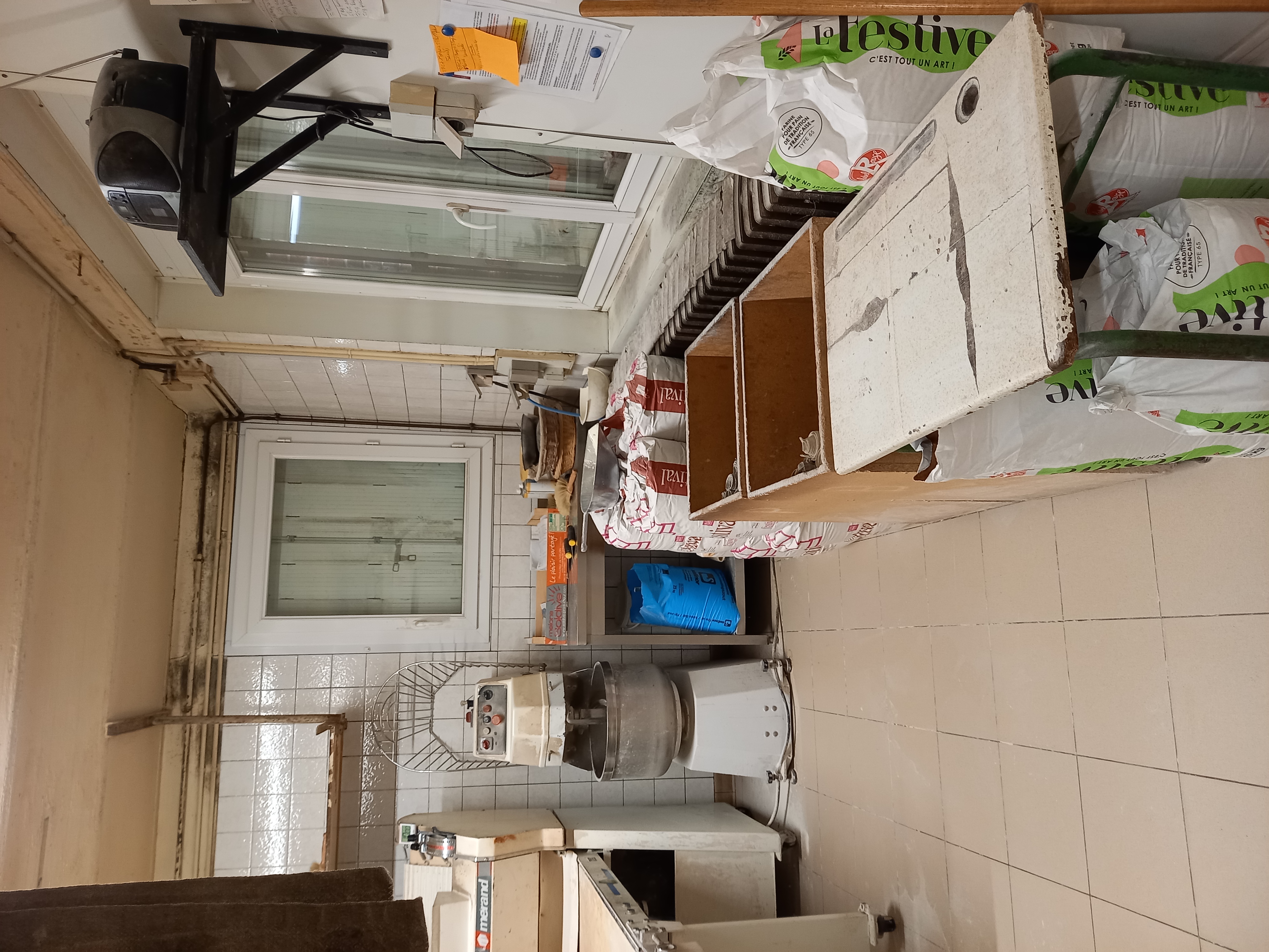 Vente fond de commerce boulangerie pâtisserie tout boutique 
Logement f4 avec grand terrain clôturé 
Loyer pour le tous 1000€