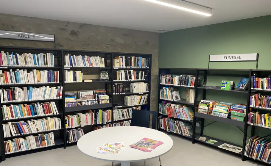 La commune
Dompierre-les-Églises est une commune française située dans le département de la Haute-Vienne en région Nouvelle Aquitaine.
La commune est située à 1h au nord de Limoges et 23mn de la petite ville de La Souterraine qui compte presque 5000 habitants. En 2022 la commune comptait 373 habitants.
Le territoire est principalement agricole, ponctué de fermes et de paysages naturels. La commune possède un patrimoine historique notable, dont l’église Saint‑Pierre‑et‑Saint‑Paul et les vestiges du château de Dompierre. Son cadre de vie reste typique du Limousin, calme et rural, avec des défis liés à la faible densité et au vieillissement de la population.
La commune a pensé le commerce comme le lieu de vie et de regroupement du village.
On peut ainsi retrouver dans ce café restaurant multiservice un point postal, un espace bibliothèque, un point informatique, un relais Pick up ainsi qu’un dépôt de pain et un coin épicerie.
Les expériences passées ont montré une viabilité économique sur un modèle avec un.e gérant.e seul.e.

Activités pressenties : bar, restauration, épicerie, dépôt de pain, animations, presse, relais colis, point Poste.​

Local : ​
-Entièrement aménagé ​
-Bar, salle , terrasse et stationnement à proximité​
-Superficie totale de 206m2 : espace buvette restaurant de 27,62m2, espace bar de 10,73m2, espace restaurant de 28,35m2, un SAS de 3,42m2, un WC PMR de 4,94m2, un espace presse épicerie dépôt de pain de 17,98m2, une cuisine de 15,29m2, une réserve de 10,63m2, un espace de stockage de 5,44m2, un local technique de 5,10m2, une salle de jeux de 15,04m2, une bibliothèque de 18,28m2.​
-A l'étage un espace de 42,74m2 sans destination.​
-Une maison d'habitation à côté du commerce (96m2), avec une superficie de terrain de 5300m2.​

Contrat proposé :​
-Bail 3-6-9 avec la mairie​
-Mise à disposition gratuite de la Licence IV ​
-Loyer local + logement : 400€​

Aspects financiers : ​apport financier pour stock produits et trésorerie initiale à prévoir : 7 à 10K€.

Profil de gérant.e recherché.e
-Vous possédez des vraies qualités de commerçant.e et une vive volonté d’entreprendre. ​
-Vous souhaitez vous engager en faveur de la ruralité et en comprenez les enjeux. ​
-Vous justifiez d’une expérience significative dans le secteur de la restauration ou du commerce et maitrisez les techniques culinaires essentielles, ainsi que les normes d’hygiène et de sécurité​
-Vous avez des bases solides en gestion et faites preuve de rigueur et d’organisation.