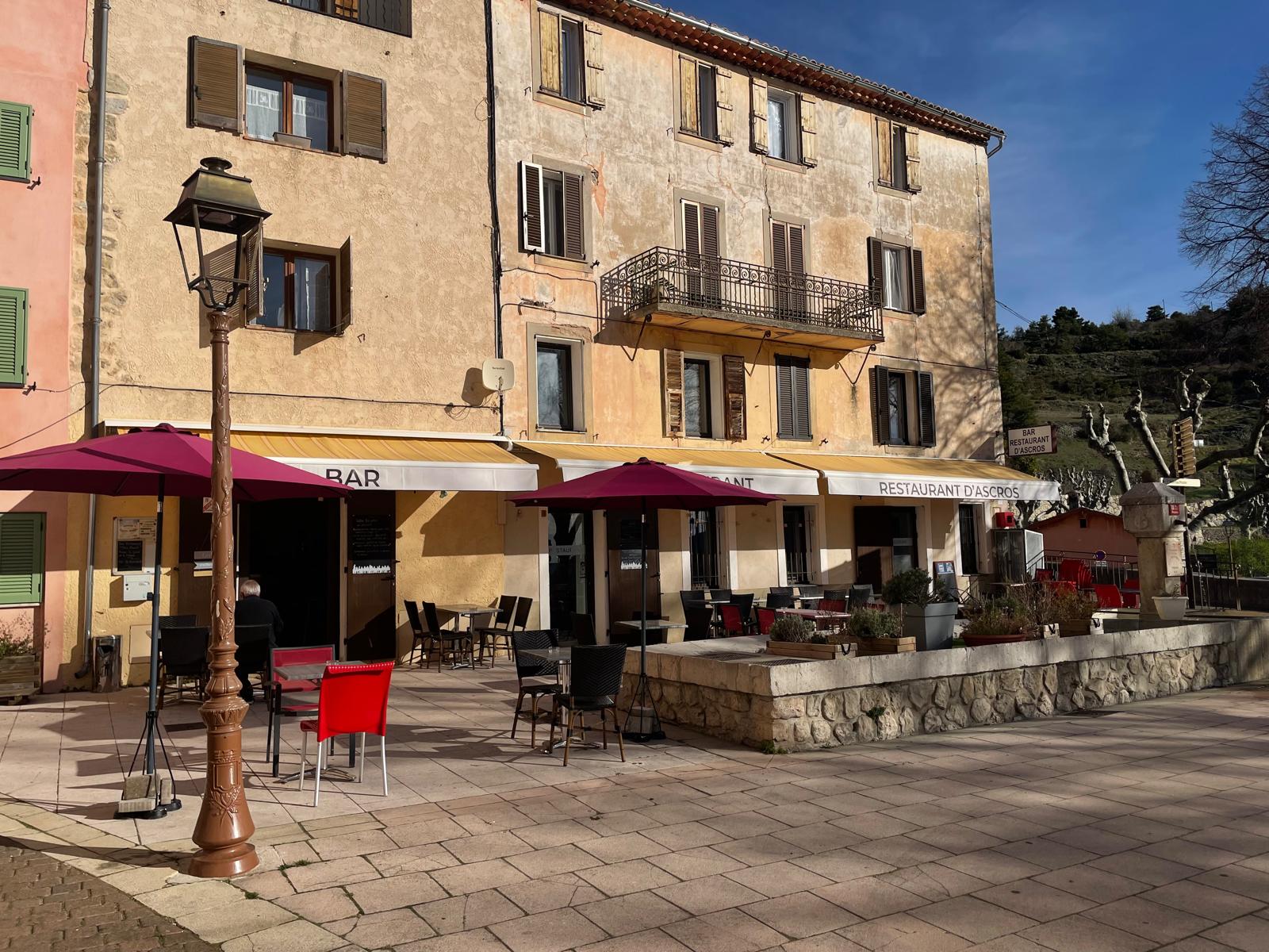 La commune d’Ascros recherche son futur gérant pour reprendre son bar-restaurant communal, disponible à partir du 1er septembre 2026.

Situé au cœur des Alpes-Maritimes, Ascros est un charmant village de montagne perché à 1 150 mètres d’altitude, au sommet de l’Estéron. Ancien village du Comté de Nice et fief historique des Grimaldi de Beuil, Ascros séduit par son authenticité, son environnement préservé et son cadre de vie privilégié.

Entre nature, calme, air pur et convivialité, le village offre un environnement idéal pour un professionnel souhaitant donner vie à un projet de restauration dans un cadre à taille humaine.

Le bar-restaurant communal bénéficie d’équipements permettant une installation rapide :

Bar et Restaurant entièrement équipés ;
Cuisine neuve, prête à l’emploi ;
Licence IV ;
Salle intérieure d’une capacité de 25 couverts ;
Terrasse pouvant accueillir environ 50 couverts ;
Petit local de stockage

Loyer : 300 euros par mois + une caution demandée pour la garantie du matériel.

Pour faciliter l’installation du futur exploitant, possibilité de louer un logement en complément, au choix :

Un studio entièrement équipé ;
Un 2 pièces entièrement équipé.
Vous avez un projet de restauration et souhaitez vous installer dans un cadre agréable et convivial. Venez découvrir ce bel établissement et son potentiel.

Pour tout renseignement ou pour organiser une visite, n’hésitez pas à contacter la mairie d’ASCROS.