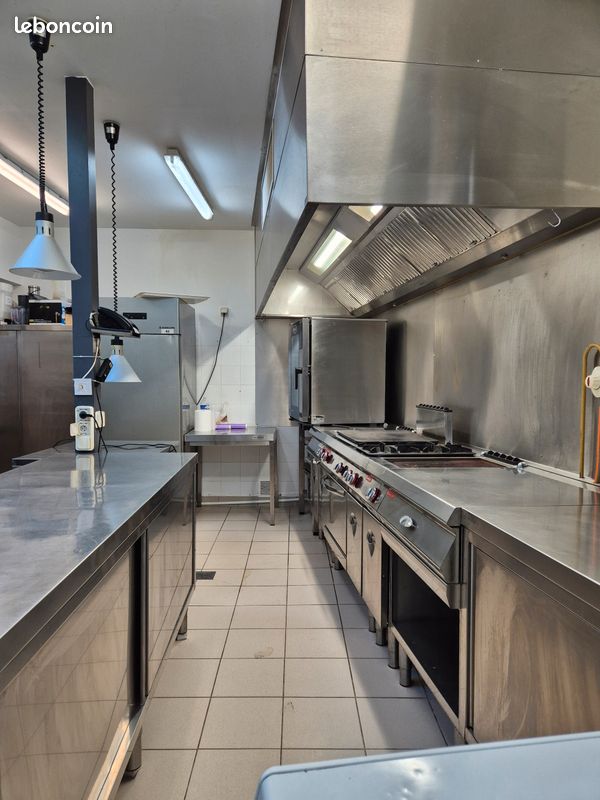 Situé dans le charmant village de Saint Martin le Redon, le restaurant "Le Loup Blanc" avec ses 4 chambres d'hôtes est une pépite à reprendre! Un établissement avec un bon niveau d'activité, connu pour son offre de restauration de qualité et son cadre agréable.

Salle de restaurant moderne et chaleureuse avec une capacité de 40 couverts, puis possibilité d'occuper une terrasse en devanture avec environ 40 couverts également. La cuisine professionnelle de 40m² est entièrement équipée avec du matériel entretenu. Espace pour 1 à 3 cuisiniers et 1 plonge. Equipement pour salle également compris (nappes, serviettes, vaisselle et couverts). La salle de restaurant possède un comptoir pour le bar, licence IV incluse, ainsi qu'un rayon épicerie (principalement épicerie fine).

Le restaurant est équipé avec une clim réversible (pompe à chaleur air/eau), double vitrage, isolation phonique/thermique pour un maximum de confort en toute saison.

Le commerce a un bel potentiel, CA moyen sur 3 ans de 310k € HT (croissance constante de +10%/an) avec EBE en 2024 de 28 400 €. Le fonds est cédé sans personnel mais la masse salariale actuelle est de 130k€, à titre indicatif. Le bâtiment appartient à la commune de Saint Martin le Redon, avec un loyer actuel de 1 200 €/mois charges comprises. (Bail incluant une part pour la location du restaurant et une part pour le logement de fonction). Développement possible sur les 4 chambres d'hôtes, non exploitées mais prêtes à l'emploi. Possibilité de création d'un espace bien être/SPA dans la cour intérieur. Coin épicerie du restaurant également à développer pour la population locale.

Logement de fonction de 95m² avec 2 chambres et 1 pièce pouvant servir de chambre/bureau, cuisine, salon, terrasse privative à l'étage. Idéal pour une famille ou du personnel.