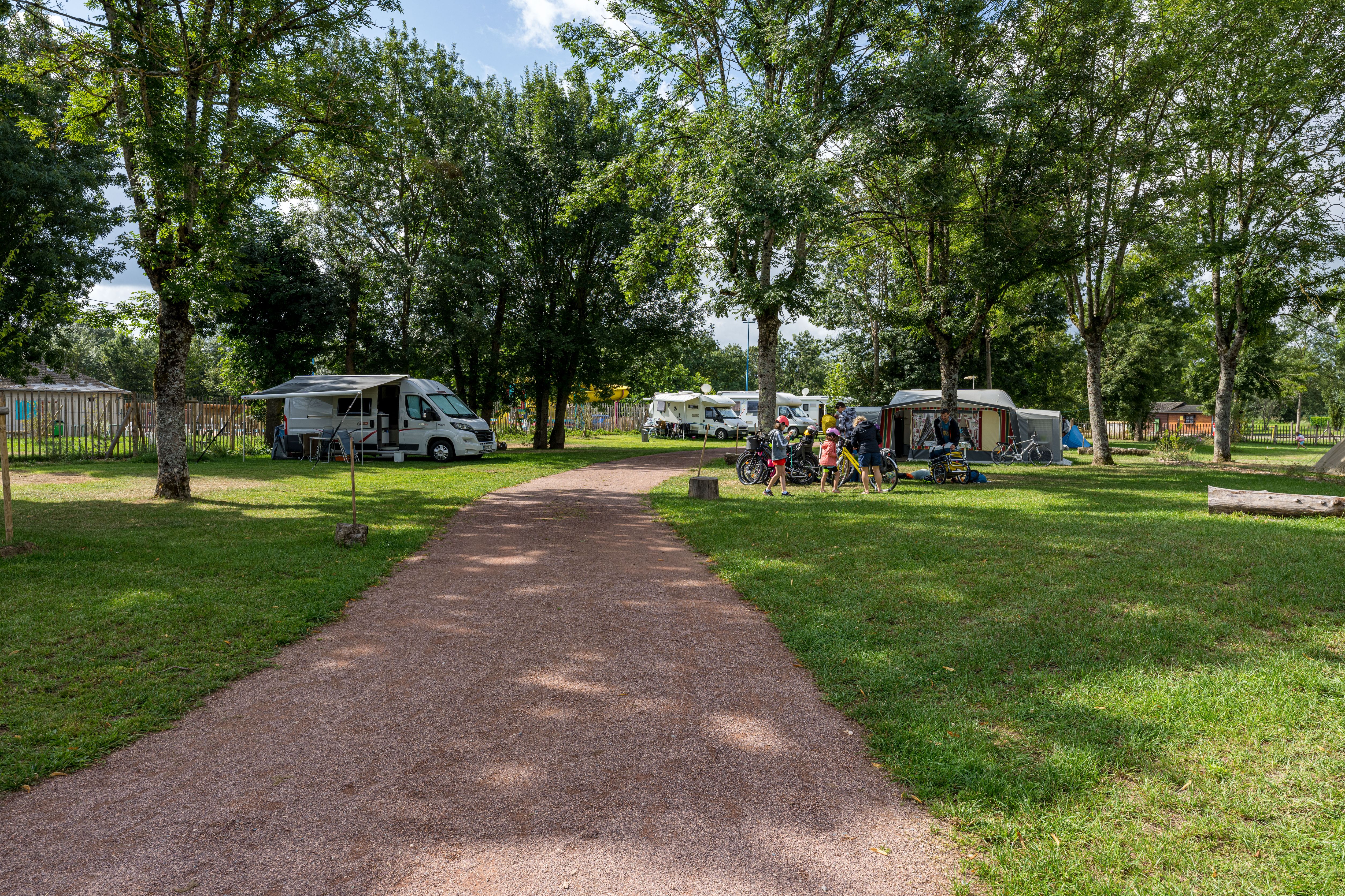 Participez à la vie de Cercy-la-Tour, Village du Futur et labellisé Station Verte ! 🌿

Nous recherchons le prochain gérant de notre guinguette et de notre camping, avec une ouverture prévue à partir du 1er avril 2025.

📅 Date limite de réception des offres : 31 janvier 2025.

Quelques informations :

Guinguette :
L’établissement, construit en 2020, offre :

    Une superficie d’environ 80 m²
    40 m² d’espace semi-fermé
    40 m² de terrasse exploitable

👉 Capacité d’accueil de 63 couverts (18 en intérieur, 45 en extérieur) et jusqu’à une centaine lors d’événements spéciaux.
👉 La cuisine, la salle de restauration et les annexes sont entièrement équipées et meublées.
👉 Une licence IV, propriété de la commune, est mise à disposition.

Camping :

    30 emplacements dont
        2 HLL (habitation légère de loisir) avec l’un d’eux adapté aux personnes à mobilité réduite)
        2 mobil-homes

Superficie totale : 7 000 m²

Toutes les informations nécessaires à votre candidature ici : https://www.cercylatour.fr/wp-content/uploads/2024/12/APPEL-A-CANDIDATURE-Exploitation-de-la-Guinguette-et-du-Camping-Municipal.pdf

    Envoyez votre candidature sous pli fermé à :

    Monsieur le Maire de Cercy-la-Tour
    Mention : « Gérance Guinguette et Camping »
    📍 Mairie de Cercy-la-Tour – Place d’Aligre – 58340 CERCY-LA-TOUR

    📞 Téléphone : 03.86.50.89.01
    📧 Mail : contact@cercylatour.fr