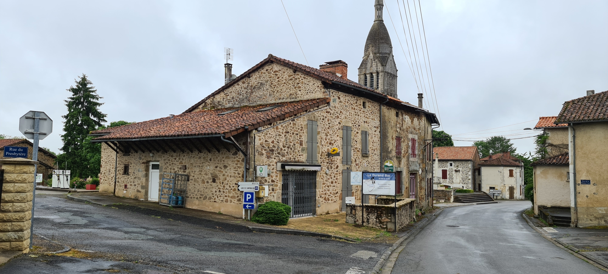 A LOUER : 

Local commercial + logement + grange : le tout 600 €/mois. 

Belle opportunité dans le centre bourg, grand parking à proximité, lac du Mas Chaban à deux pas. 

Local commercial à fort potentiel : bar, restaurant, épicerie, station-service, deux terrasses. 

Logement à l'étage : environ 100 m². 

Grange non attenante pouvant servir de réserve. 

Pour plus de renseignements, merci de nous contacter par téléphone aux horaires d'ouverture de la mairie : 
Lundi : 8h00-12h30 / 14h00 - 17h00
Mardi, Jeudi et Vendredi : 8h00-12h30
Mercredi : 8h00-12h00

ou par email.