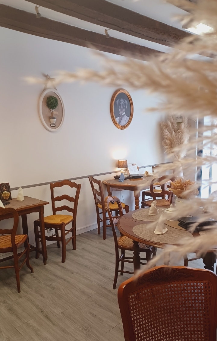 Fond de commerce d'un salon de thé - petite restauration, ouvert en 2019 à Aubigny sur Nère (Cher 18).

Local situé dans la rue principale et commerçante du centre ville qui mène au chateau.
Places de parkings gratuites dans la rue ainsi que dans tout le centre ville.

Village de 5.500 habitants, connu pour ses Fêtes Écossaises, sa grande brocante, son passé historique et ses maisons à colombages.
Label 4 fleurs, cité de caractère et touristique, marché hebdomadaire très attractif élu meilleur du Centre Val de Loire.

Capacité d'accueil intérieur
20 couverts + terrasse d'une 10ène place.

Petite cuisine, toilette, courette privée avec dépendance.

Loyer 571€/mois. 

Fermeture dimanche-lundi et
5 semaines/an.

Développement du C.A : 
Ouverture le soir, autre activitée.

Bail tout commerce.

Raison de la cession: autre projet.