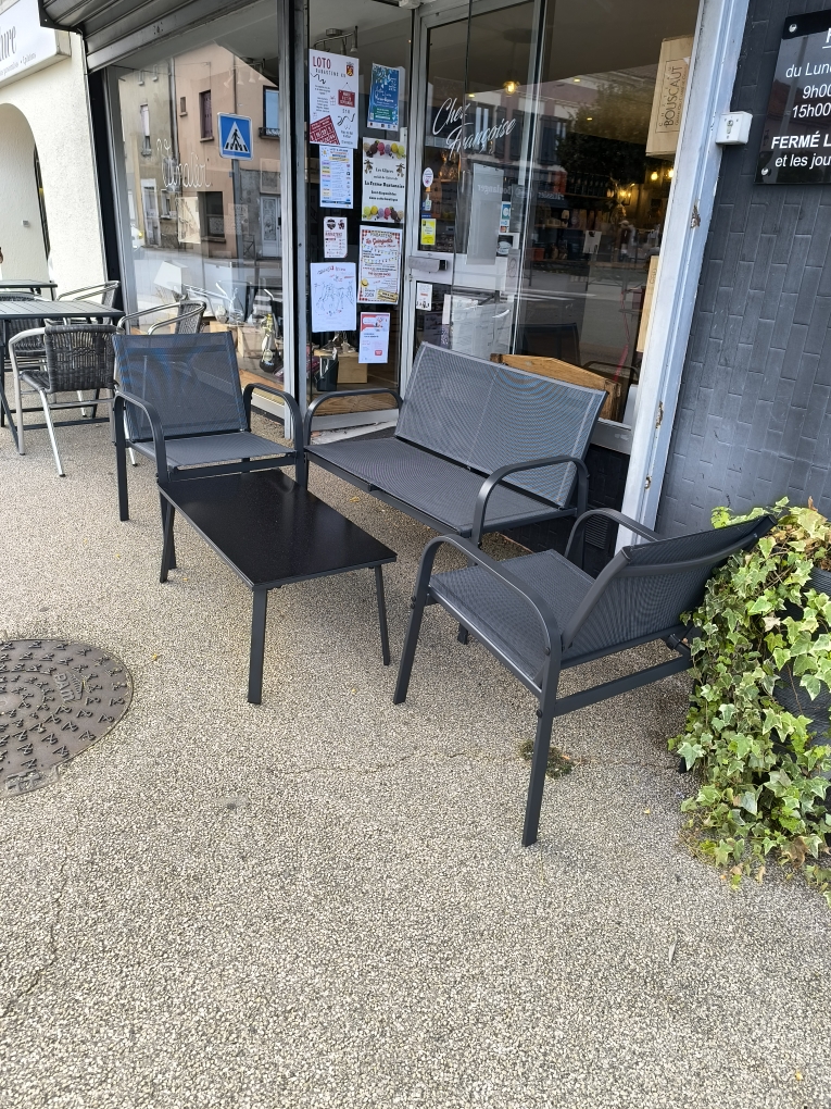 Pour cause départ à la retraite, je propose à la vente un commerce convivial , chaleureux et bien implanté dans la commune.
Épicerie fine- produits régionaux-cave à vin-bar à vin 
Un commerce de proximité bénéficiant d'une clientèle fidèle et d'un emplacement de choix à proximité d'un parking.
Activité diversifiée autour du vin , produits du terroir et de l'épicerie fine offrant encore de nombreuses possibilité de développement pour un repreneur souhaitant faire évoluer l'activité.