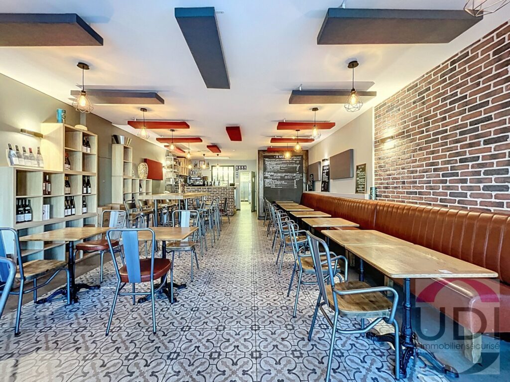 RESTAURANT À VENDRE (91 – Champcueil)

📍 Situé sur la commune de Champcueil, ce restaurant clé en main est une véritable opportunité pour se lancer ou développer son activité !



✅ Surface totale : 112 m²

 • Salle de 52 m² avec espace bar

 • Cuisine de 36 m² en parfait état

 • Espace de production

 • Remise + remise extérieure

 • WC



Prix du fonds : 139000€

📊 Chiffre d’affaires moyen (3 dernières années) : 340000€



🍔 Activité actuelle : restaurant type burger (Licence 3)

➡️ Possibilité d’adapter à un autre concept selon votre projet



💼 Atout majeur : établissement prêt à travailler, aucun gros travaux à prévoir



🏢 + Possibilité d’acquérir les murs en supplément (investissement idéal)



📈 Idéal pour entrepreneur, couple ou investisseur souhaitant une affaire rentable