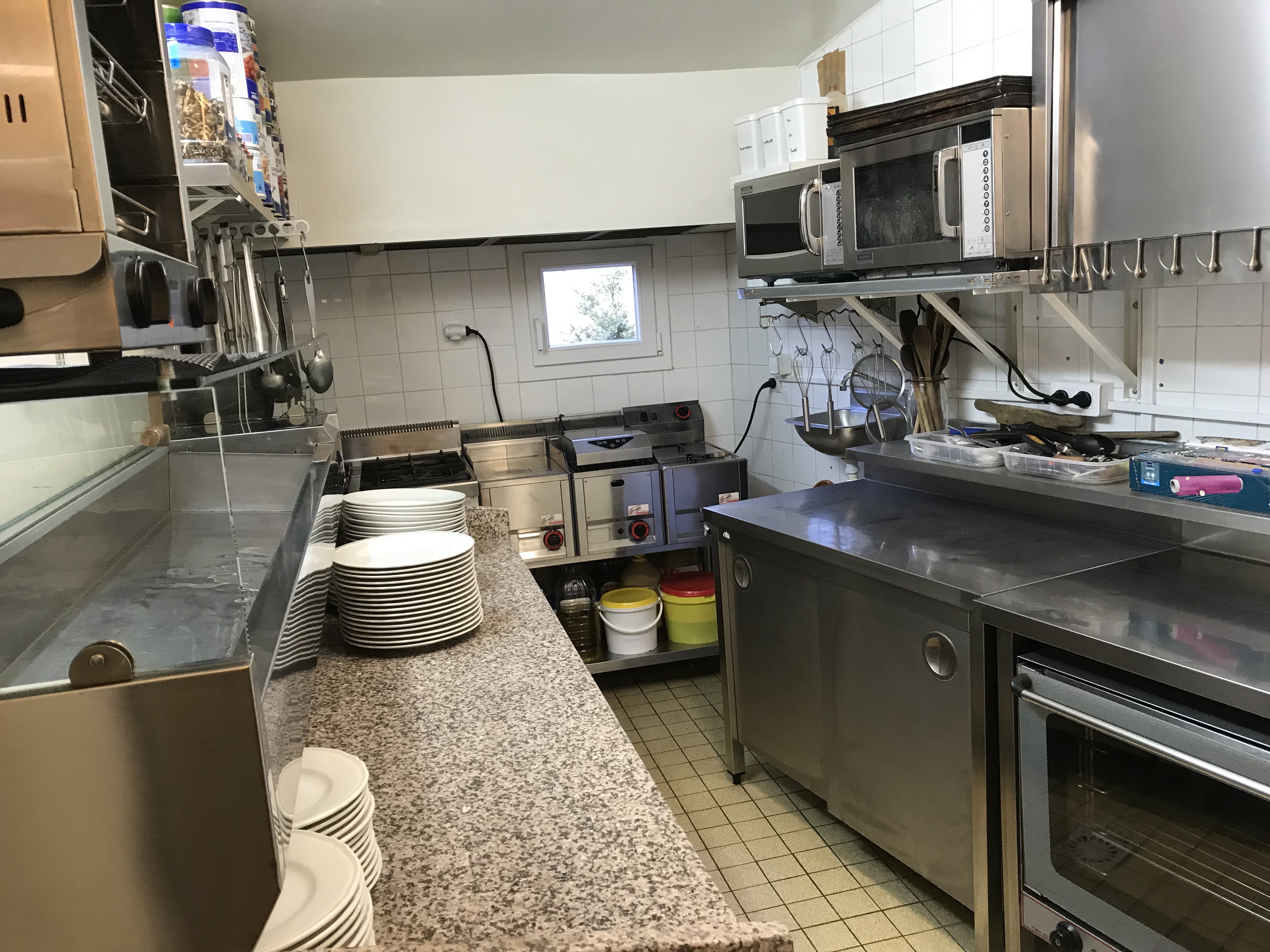 Cède fonds de commerce d’un restaurant avec une épicerie, idéalement situé au centre du village de Roubion, à proximité immédiate du Parc National du Mercantour, dans un environnement naturel et touristique privilégié.

- Restaurant proposant une cuisine niçoise traditionnelle
- Produits locaux, frais et de saison
- Certaines cuissons réalisées au feu de bois
- Corner épicerie : produits frais, produits du terroir
- Dépôt de pain et pâtisserie maison

Périodes d’ouverture : De mai à octobre : ouvert tous les jours midi et soir (soir sur réservation). De fin décembre à fin mai : Midi du jeudi au dimanche (soir sur réservation)

Les points forts :
- Établissement labellisé Bistrot de Pays et Esprit Parc National
- Terrasse 60 places et 35 couverts à l'intérieur
- Clientèle locale et touristique. L'établissement se trouve sur un itinéraire motard
- Logement attenant en R+1 :Type T3, idéal pour exploitant

Loyer global (restaurant + logement) : 900 € HT / mois