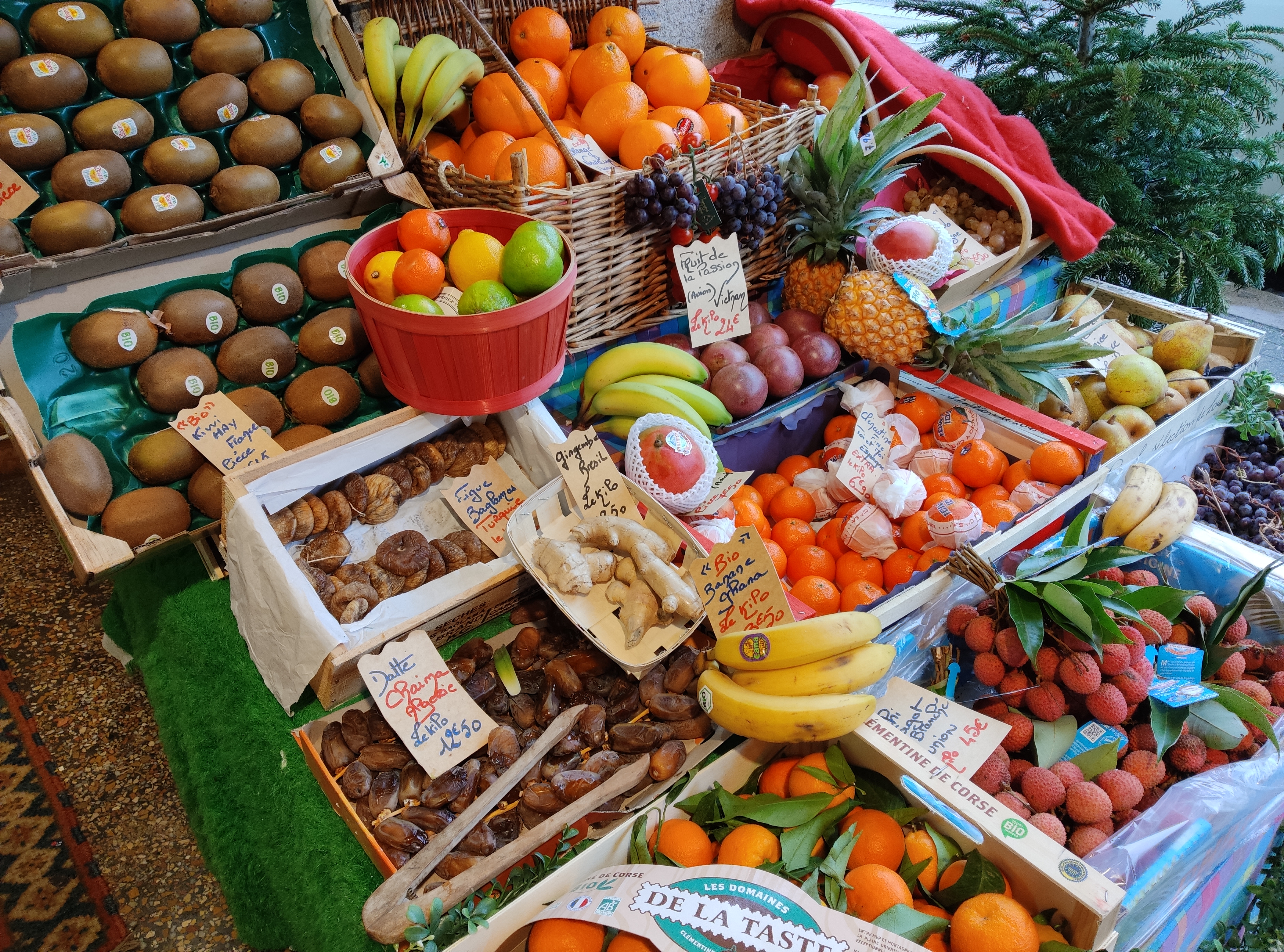 A saisir cause retraite, fonds de commerce alimentation-épicerie fine de renom depuis plus de 60 ans, située en plein coeur de MORLAIX (Bretagne).
Cette charmante boutique, parfaitement placée à proximité de commerces essentiels (boulangerie, pharmacie, tabac..), bénéficie d'une clientèle fidèle et de passage grâce à son excellent emplacement face à l'office du tourisme, et un grand parking à proximité.
Surface de vente de 37 m2 + réserve
CA annuel 2023 : 158K€
Loyer 436 €, bail 3/6/9 avec échéance au 31/01/2029
Equipements de qualité incluant caisse, balance, vitrine réfrigérée et rideau métallique
Accessibilité PMR complète
Localisation stratégique pour un trafic client constant
Environnement commercial dynamique
Aucun employé à reprendre, facilitant la transition