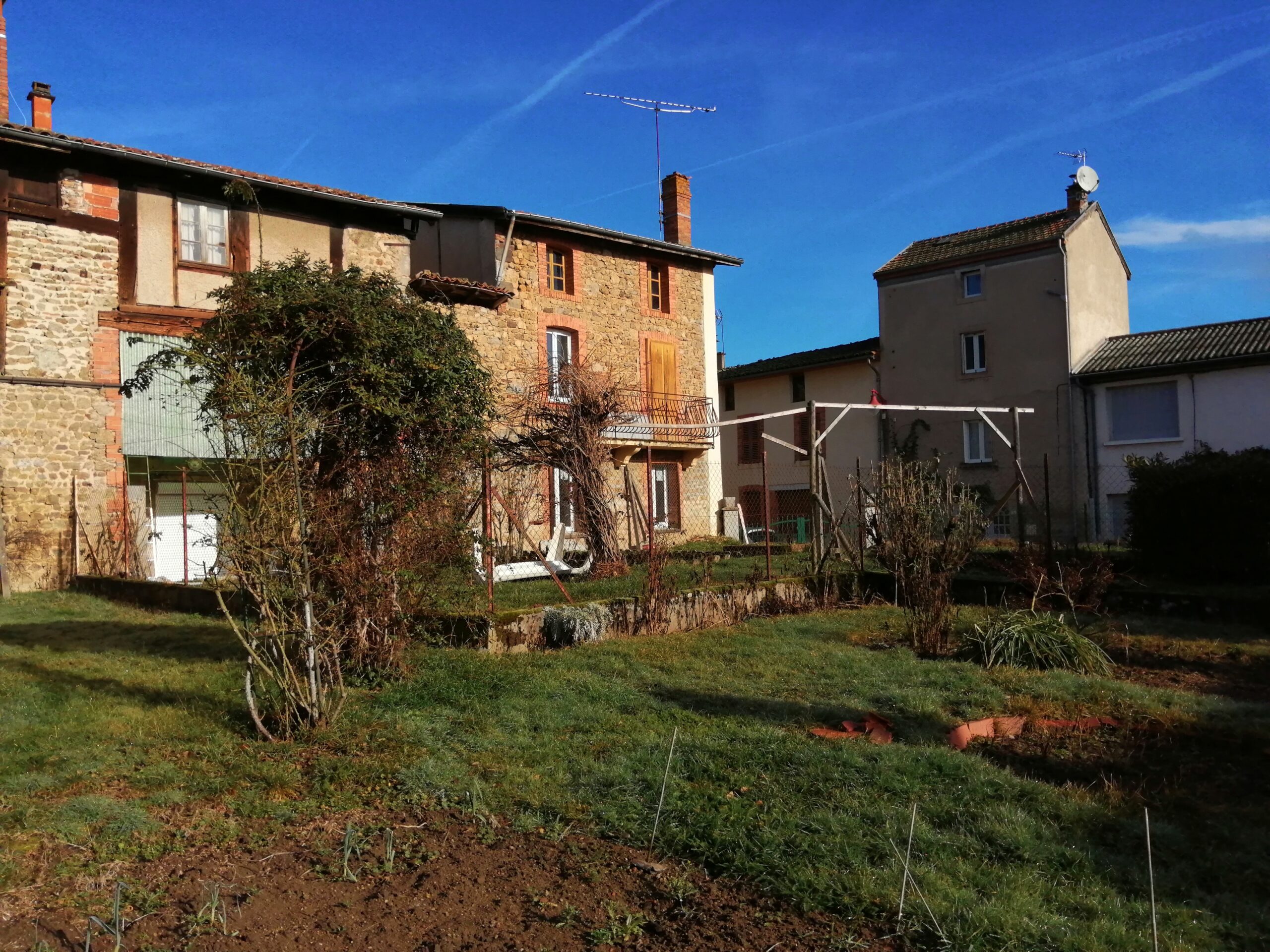 Sur le territoire de Thiers Dore et Montagne, au cœur du Parc Naturel Régional Livradois Forez, la Commune Augerolles saura vous ravir par son cadre nature et son patrimoine à découvrir.

La commune est dotée de tous services de proximité : alimentation, tabac-presse, salon de coiffure, pharmacie, restaurants, marché hebdomadaire les dimanches, agence postale, activités médicales et d’autres activités en lien avec le tourisme (gîtes, chambres d’hôtes, métiers d’art). C’est un pôle de proximité au centre d’un petit bassin de vie constitué de plusieurs villages (Sauviat, Olmet, Aubusson) (zone de chalandise 1500 personnes).

****

Immeuble de 4 niveaux sur cave et rez-de-chaussée de 285m² de surface habitable.

L’accès aux appartement se fait par un escalier extérieur.

L’immeuble, à rafraichir, a accueillis un ancien hôtel puis un tabac presse pendant une trentaine d’années. Il comprend :

1 local commercial de 126 m²
11 petites chambres (à réaménager aux standards actuels)
1 cuisine et 1 arrière cuisine
1 arrière cuisine
1 grande salle à manger
2 toilettes
1 cabinet de toilette
1 cave, 1 sous-sol, 1 local technique, 1 chaufferie et 1 cuve au fuel
1 buanderie (réserve)
1 jardin Lot de type jardin avec  abri de jardin de 10 en briques
Chauffage central au fuel, assainissement collectif, doubles vitrage sur l’ensemble des fenêtre, charpente et toiture entretenues et en très bon état. Les chambres sont équipées de lavabos et bidets.

Il peut être intéressant de mettre à profit la présence d’une grande cave accessible de plain-pied depuis la rue du 18 mai 1945.

Hypothèse d’aménagement d’une boulangerie

L’hypothèse d’aménagement réside dans l’ouverture d’une boulangerie au 24 place de la Fontaine. Le local bénéficie d’une belle situation dans le centre d’Augerolles, et à proximité du marché hebdomadaire. Compte tenu de la connexion existante entre la cave et le rez-de-chaussée commercial, l’ensemble de ces deux surfaces sera mobilisé pour la création de la boulangerie, l’idée étant de donner un maximum de surface pour la création d’un fournil et d’une cuisine de qualité.
Espace de vente
L’espace de vente bénéficie d’une double orientation : il s’ouvre au Nord sur la place et à l’Est sur la rue du 08 mai 1945. La porte d’entrée est déplacée à l’Ouest de manière à dégager une large vitrine et à créer une situation plus favorable pour l’accessibilité. Un replat devra être aménagé dans le sol en pente pour permettre l’accessibilité du local.
Cuisine et sanitaires
Les espaces de cuisine et de stockage profitent également de fenêtres donnant à l’Est. Ils profitent de la partition du local déjà présente. Le monte charge disposé à côté de la cuisine ou les escaliers existants permettent de connecter directement la boutique au fournil.
Le fournil
Le fournil est directement accessible depuis la rue du 08 mai 1945 ce qui facilite les livraisons au quotidien.

Une autre piste peut être d’associer chambre d’hôte et bien être avec une activité de métiers d’art.

A noter : des aides sont mobilisables pour rénover et moderniser les locaux. La commune est en zone de revitalisation rurale ce qui peut permettre des dégrèvements d’impôts. Par ailleurs, un accompagnement à la création et des mécanismes de prêt à taux zéro et garantie d’emprunt sont mobilisable via le réseau initiative et France Active.


Immeuble idéal pour hébergement d’une famille, activité de logement locatif, de chambre d’hôte, de gite. Le local commercial peut accueillir différentes activités sur ce secteur : boulangerie, métiers d’arts…

Les besoins de la population orientent la programmation vers un commerce d’alimentation.
L’activité prioritairement retenue est la boulangerie.
• Besoin exprimé par la population et relayé par la collectivité qui souhaite faciliter une implantation.
• Surface potentiellement adaptée en cas de mobilisation de la cave et d’optimisation du volume intérieur.

****