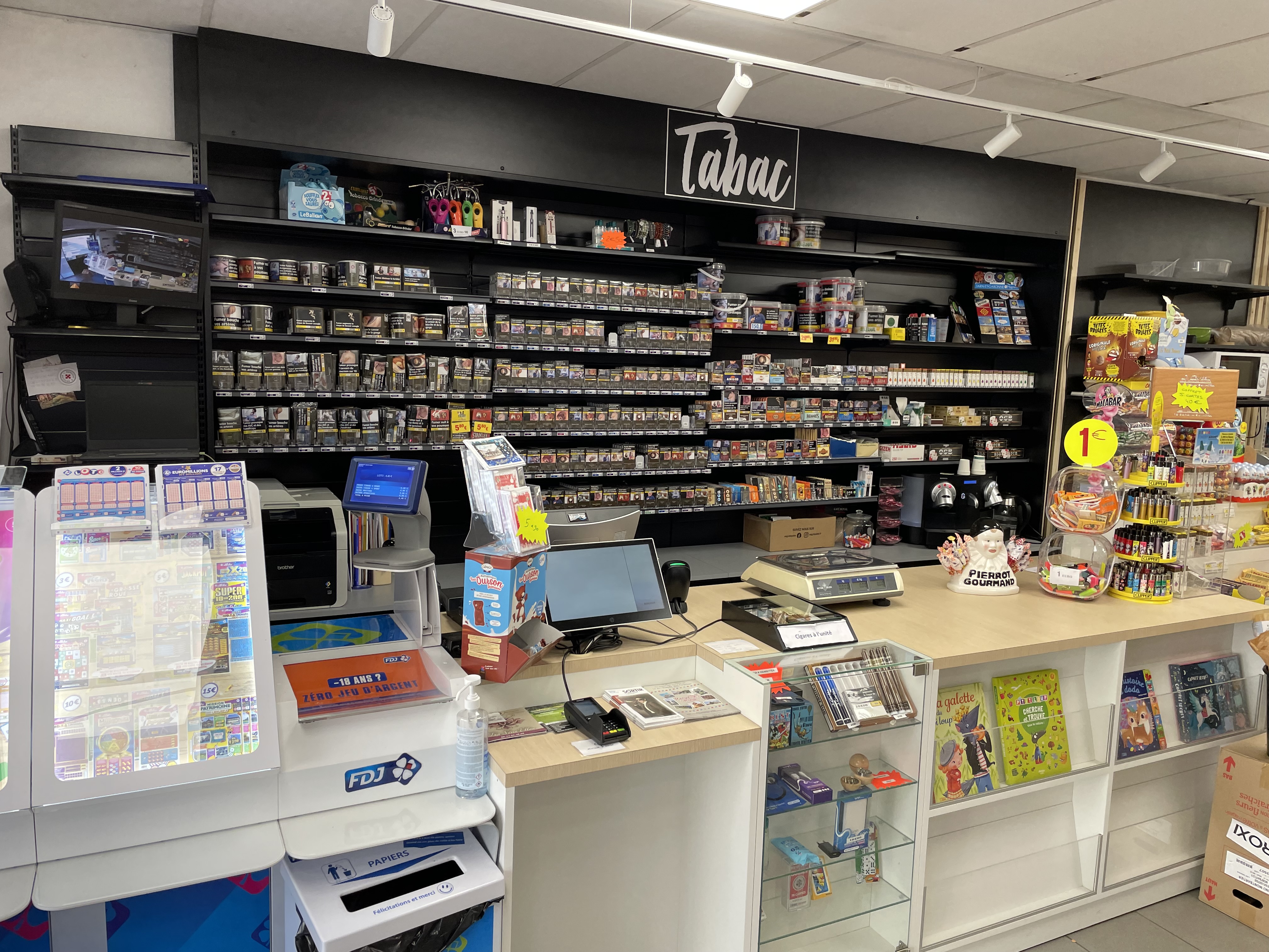 À vendre : commerce multiservices de 150 m² entièrement rénové, situé dans un village classé et étape majeure du chemin de Saint-Jacques-de-Compostelle. Le passage quotidien de nombreux pèlerins, randonneurs et touristes assure un flux constant et une activité soutenue toute l’année en plus de la clientèle locale , situé sur un axe passant avec places de parking.

🔹 Affaire extrêmement rentable : EBE très confortable situé en ZRR
🔹 Prix de vente : 230 000 € — rendement rare sur le marché

Activités : épicerie, tabac, presse, FDJ, cave à vin, point chaud/pain, boissons à emporter, snacking, souvenirs (fort potentiel pèlerins et touristes ).

Le village dispose d’un environnement commercial complet : plusieurs restaurants, un bar, une pharmacie,  etc ... , renforçant l’attractivité du secteur et la consommation locale.

 Très belle performance économique, idéale pour un couple recherchant une activité solide, stable et immédiatement rentable.

Un potentiel de croissance réel :

-Développer les produits régionaux
-Élargir l’offre souvenirs et articles pour pèlerins
-Renforcer le point chaud / traiteur
-Ajouter des services pratiques pour les randonneurs (kits, snacking énergétique, recharge mobile…)

Équipement complet et récent :2 chambres froides dont une négative, vitrines, frigos boissons, clim récente, alarme, vidéosurveillance, porte blindée.
Aucun investissement n’est nécessaire : tout le matériel est moderne, opérationnel et parfaitement entretenu.