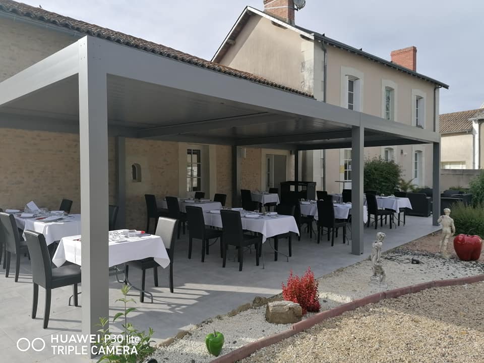 petit bar- restaurant en campagne, 2 salle offrant au total  36 places  confortables  .une terrasse de 30 place sous une belle pergola bio-climatique, avec un jardin et une fontaine monumentale. 2 grandes dépendances de stockage,un logement de 3 chambres au dessus du restaurant . une grande clientèle fidèle . restaurant semi gastronomique .CA 2023 HT 190 000 EURO fait par une ouverture de 4 jours du jeudi au dimanche .et 7 semaines de congé de fermeture annuelle . le chiffre est fait avec un service de vente à emporter bien développe et d un service traiteur  le restaurant situé dans une commune avec une école primaire. tout commerces à proximité de 8 km.  
le loyer communal est de 420€.
doté d'une licence 4 , bar à développer.
établissement bien noté sur google 4.6
ticket moyen 45€
veuillez nous contacter uniquement par mail pour toutes questions et visite.