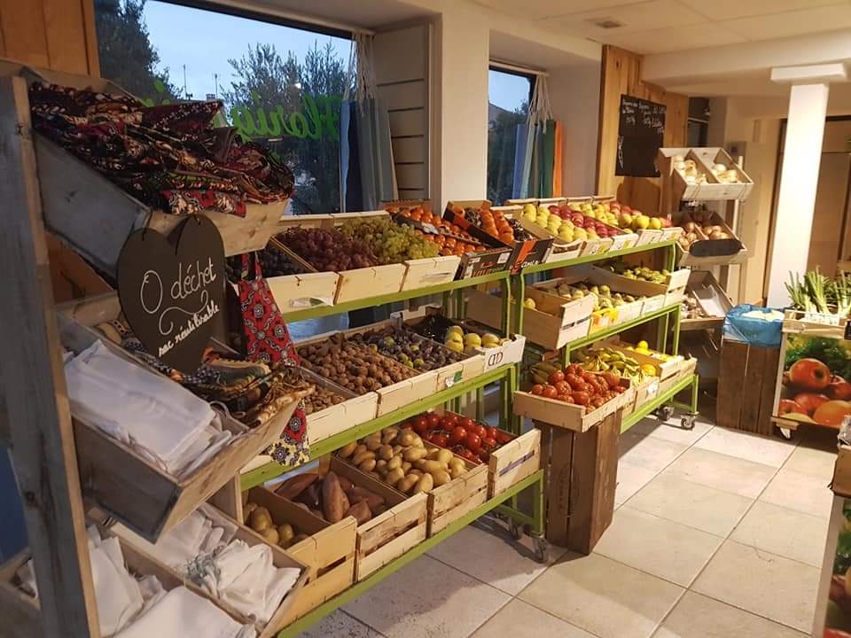 A CEDER ELNE Fonds de commerce d’épicerie fine, produits locaux et de fruits et de légumes. Point relais de colis. Situé dans une rue principale et commerçante du centre-ville d'une commune chargée d'histoire entre le littoral et Perpignan. 4 kms de la plage la plus proche. Local avec un emplacement idéal, en angle de rue face à une place. Forte visibilité avec deux vitrines et deux entrées du commerce. La cuisine est équipée. Le bail ne permettra pas de restauration. Loyer 700€ mensuel. Superficie totale du local 100M² (60m² de surface commerciale et 40m² de cuisine et réserve)
Axe de développement sur l’activité de traiteur.
Affaire tenue depuis 8 ans.
Prix de vente 25.000€