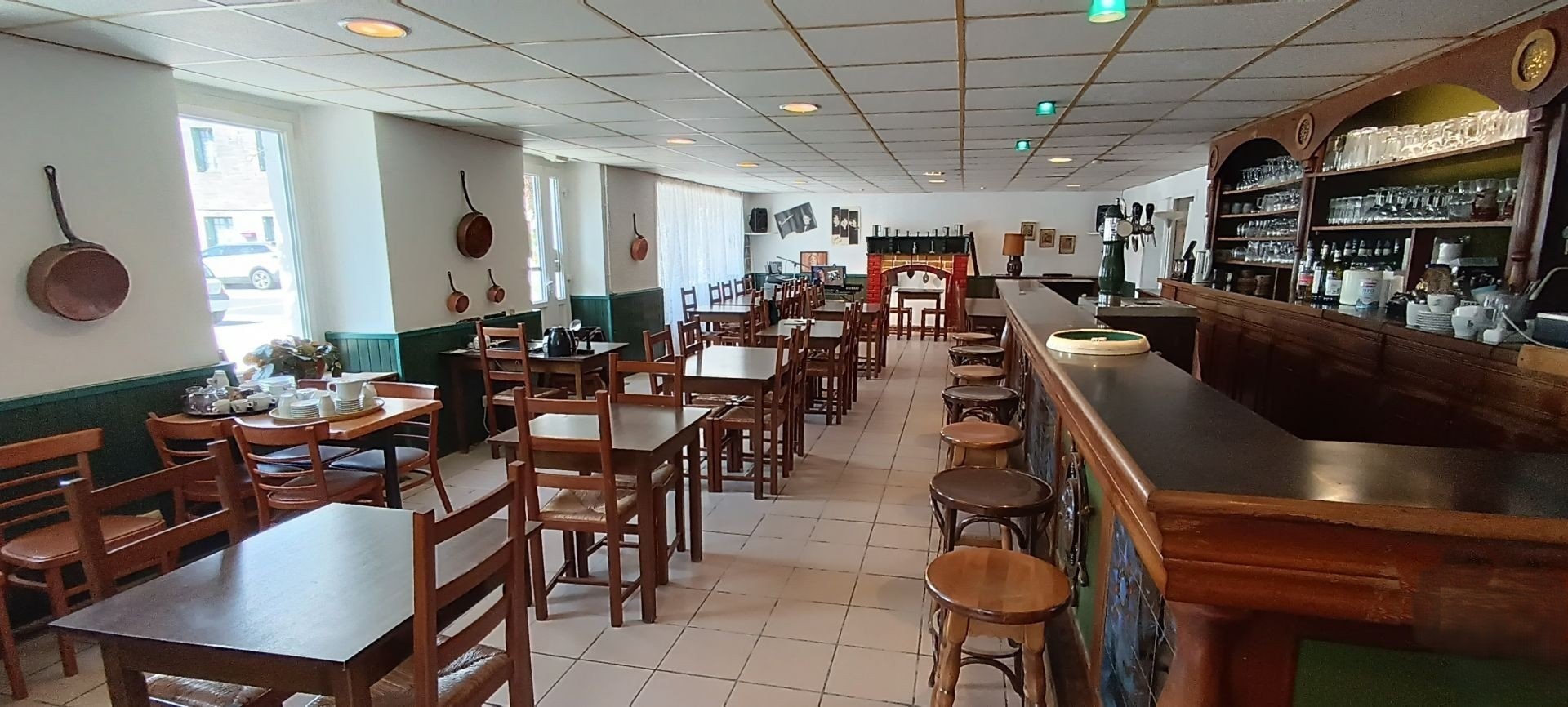 A saisir RESTAURANT?BAR+ RESIDENTIEL 282m2- sacrifié 95.000	
 
Bar restaurant prix sacrifié 95000€. Acheté en 2023 mais non exploité pour raisons de santé.( entre autres AVC) Idéalement situé sur la commune de La Chèze, sur la route départementale reliant le département des Côtes-d'Armor à celui du Morbihan, l'Auberge du Lié, vous propose : - une grande salle de 80m2,  un très beau bar de plus de 5 mètres avec fresques déco marine. - une salle attenante de 40 m2  avec entrée privative sur le logement du 1er étage ;  une cuisine 30m2 (à moderniser),  deux sanitaires pour la clientèle. - un jardinet et 2 dépendances, à l'avant une terrasse de 30 m² environ ensoleillée donnant sur la Place de la Mairie (parkings et jardin paysagé). A l'étage, 7 pieces , salle d'eau, WC séparés. Combles isolés 120m2. Système de chauffage modernisé (pompe à chaleur). Baie vitrée et douze fenêtres oscillo-battantes en PVC double vitrage. DPE (B) Licence 4. Directement situé sur la route nationale. (SVP  acheteur sérieux, 2ans d'attente sur des financements refusés).