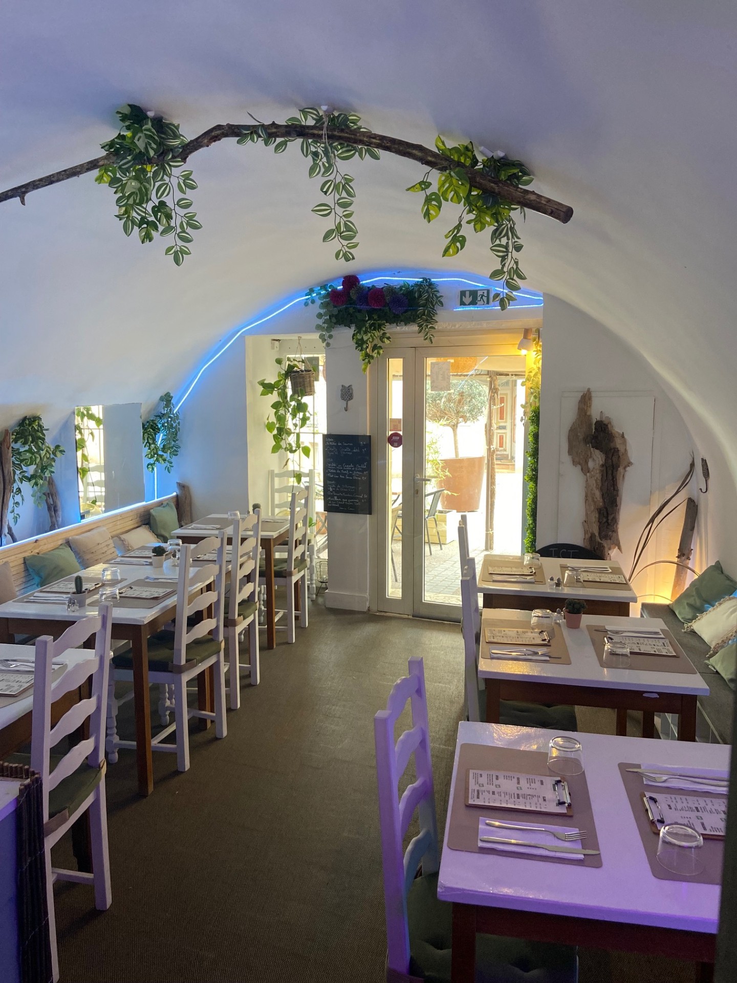 À vendre – Fonds de commerce Restaurant Traditionnel
Fréjus Centre Historique

Opportunité clé en main !
Situé dans un emplacement attractif et passant, ce charmant restaurant traditionnel dispose d’une capacité de 20 couverts en intérieur et 30 en terrasse.
• Chiffre d’affaires annuel : 120 000 €
• Cuisine entièrement équipée avec matériel professionnel en parfait état
• Décoration chaleureuse et ambiance conviviale
• Clientèle fidélisée, idéale pour reprise immédiate
• Aucun travaux à prévoir – exploitable dès la signature

Idéal pour un(e) professionnel(le) de la restauration souhaitant se lancer ou développer une activité déjà florissante.

Loyer actuel : 880€/mois

📞 Contact : Mr FARASSE, ATable Fréjus