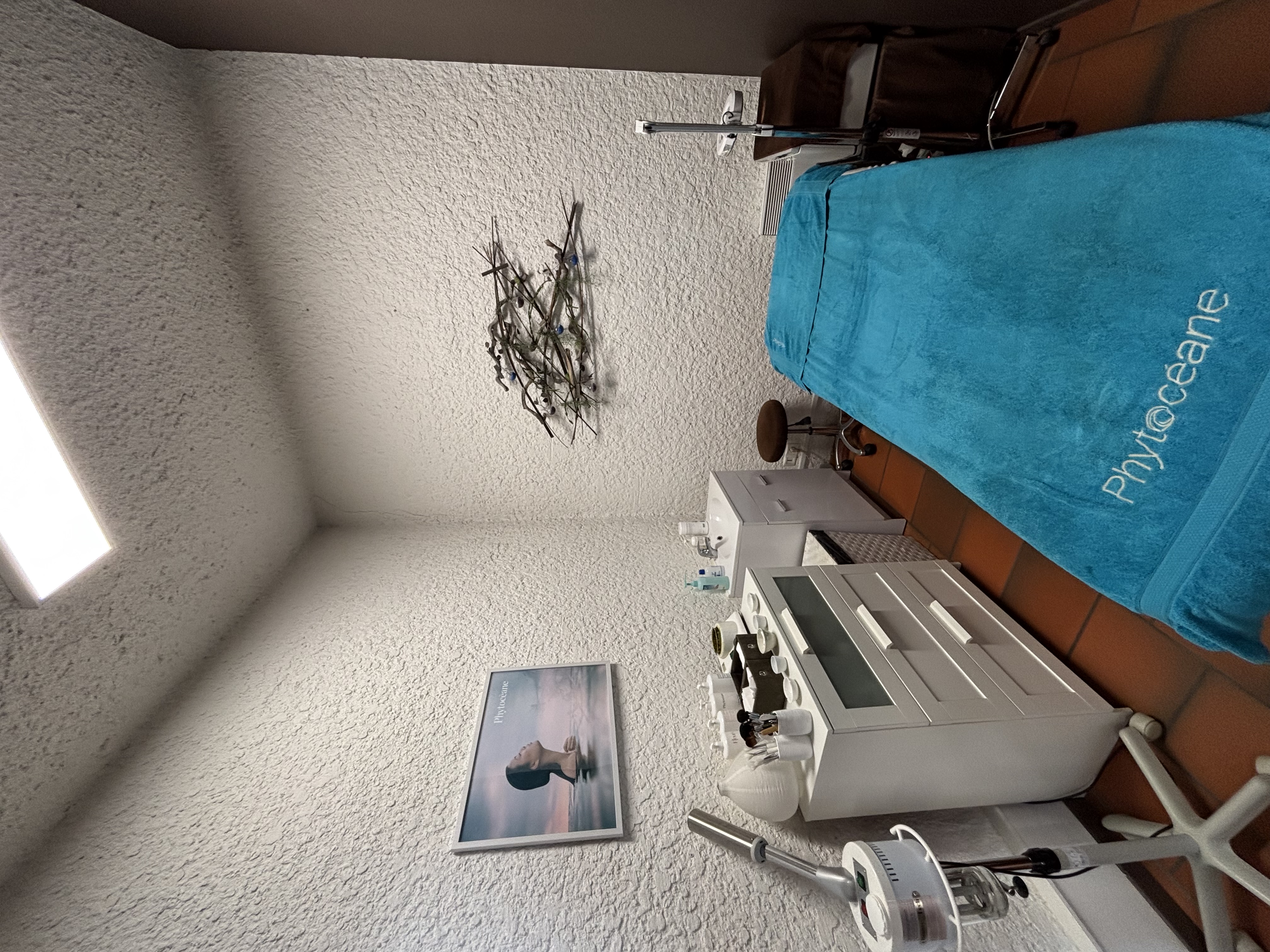 Cède mon Institut de beauté sur le grand secteur de Miramont de Guyenne (47)
Situé au cœur d’un centre ville vivant et attractif, je vous propose de reprendre l’activité immédiatement exploitable. D’une superficie de 70 m², est pensé et agencé pour le bien-être, bénéficiant d’un emplacement central, plus de 10 mètres linéaires de vitrine, d’une excellente visibilité et accessibilité, stationnement gratuit devant et à proximité de :
• 3 cabines de soins entièrement équipées
• 1 espace accueil et vente soigné, mettant en valeur les produits
Aucun travaux à prévoir.
L’institut bénéficie depuis plus de 12 ans, d’une clientèle fidèle et régulière, construite au fil du temps, et propose une offre de soins diversifiée :
• Épilations
• Soins du visage et du corps 
• Manucurie et Beauté des pieds 
• Teinture cils et sourcils 
• Rehaussement de cils 
• Vernis semi-permanent
• Lumière pulsée
• Appareil UV
Image de qualité et réputation locale reconnue, communication via Facebook
Outil de travail performant, prêt à l’emploi
Fort potentiel d’évolution pour un développement personnalisé (nouvelles technologies, élargissement de l’offre, recrutement…)
Cet institut s’adresse parfaitement à une professionnelle souhaitant s’installer dans un environnement dynamique pour exercer en toute sécurité et développer une activité complémentaire si elle le souhaite dans un lieu déjà reconnu.
Possibilité d’être accompagné à la reprise par un conseiller de la Chambre de Métiers et de l’Artisanat du Lot-et-Garonne