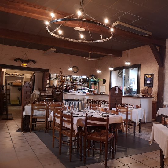 Affaire à saisir suite à l'annonce gouvernementale concernant les retraites dans l'Aude en Occitanie (11)
Bar / Restaurant traditionnel au cœur du village de Preixan sur une axe passante Carcassonne -> Limoux, de plus ou moins 600 âmes.
Grande salle de restauration avec bar et cheminée ( 50 couverts) et une grande terrasse de même capacité, il y a aussi un bar et une cheminée extérieure.
Une vue imprenable sur l'Alaric.

Matériel professionnel:
- Chambre froide
- Fourneau Morice : 4 feux et plaque
- plonge professionnelle separée
- 3 frigos
- 1 congélateur

Petit Loyer ( murs appartenant à la mairie )
Possibilité grand logement faible loyer accolé au restaurant avec un portillon qui communique par la terrasse extérieure.

Voir photos avant visite -
Pour plus de renseignements tel restaurant le relais de preixan de 10h-12h et 18-20h soirs de week-end uniquement.
Premier contact par email possible.

PRIX FERME : 120 000€