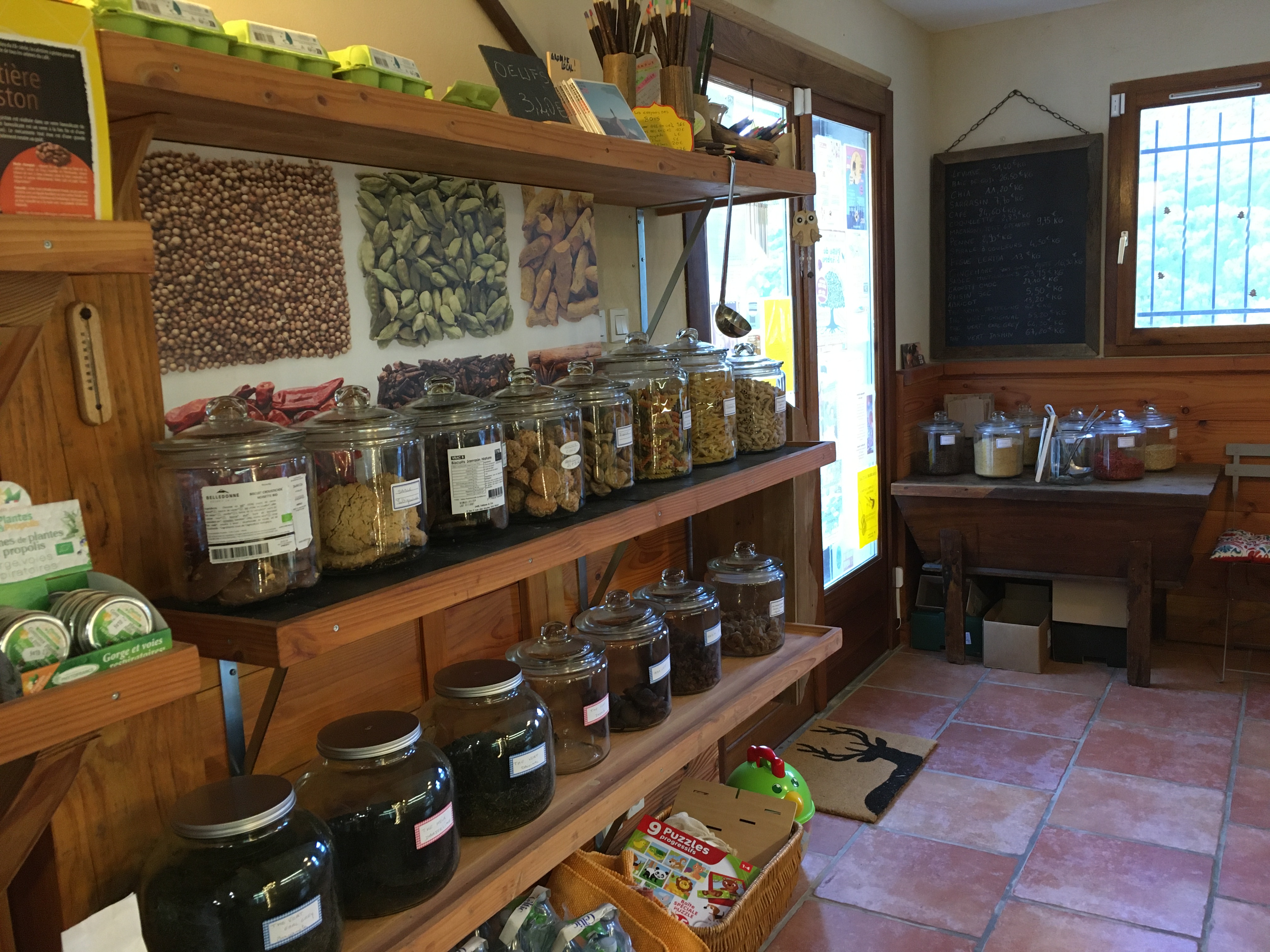 Épicerie Bio dans un environnement privilégié de Nature. Joli aménagement en bois. Relationnel exceptionnel avec une clientèle chaleureuse et fidèle.
Travail gratifiant et agréable. Fort potentiel de développement pour personne motivée et dynamique.
SURFACE : Magasin 70m2 Réserve : 10m2 Hangar : 70m2 avec portail coulissant 3X3 Mezzanine.
ÉQUIPEMENTS : Chambre froide 5m2 Climatisation Congélateur Armoire réfrigérée (récente) Banque de froid