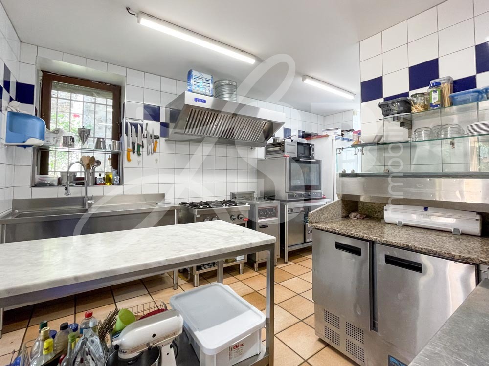 RESTAURANT/BAR à vendre, situé au pied du Vercors (Gorges du Nan), à 30 min de Grenoble et 30 min de Valence.

Fonds de commerce : restaurant composé d'une salle (30 couverts).  La cuisine est lumineuse et elle est équipée de matériels récents et performants.
Bar : équipé, avec Licence IV et sans aucun contrat.
Clientèle locales, ouvrière et touristique (vélos, motos, randonneurs, canyoning,..)
Terrasse recevant jusqu'à une trentaine de couverts.
Grand parking à proximité.
Possibilité de reprendre la société clefs en mains.

Appartement de type T5  au dessus du restaurant (possibilité de location ou d'achat).

Si vous êtes intéressé(e) ou souhaitez plus d’informations ainsi que des photos, n’hésitez pas à nous contacter par téléphone ou par email.