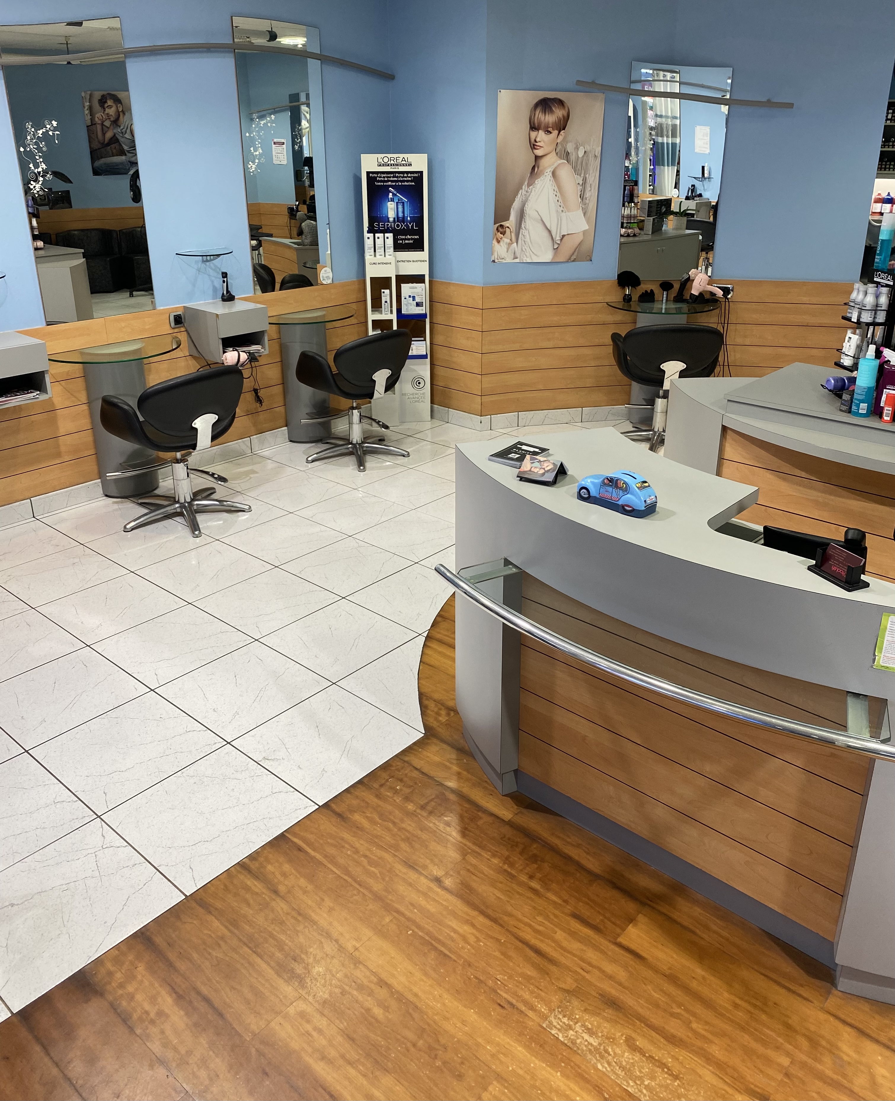 A vendre fond de commerce salon  de Coiffure à la Montagne ( 44 ) 
6300 habitants dans une galerie commercial active à côté d'un salon d’esthétique.
Superficie de 82m2 avec 3 bacs et 8 postes de coiffage.
Loyer de 1650 Euros/ mois 
Possibilité de booster le chiffres d'affaires en prévoyant une décoration et un site internet à votre image et en intégrant une zone barbier par exemple.   
Nouvelle équipe jeune et dynamique qui contribuera activement au développement de votre acquisition. 
Vous étes intéressé  par une affaire rentable renseignez vous en appelant le 06.26.39.14.46