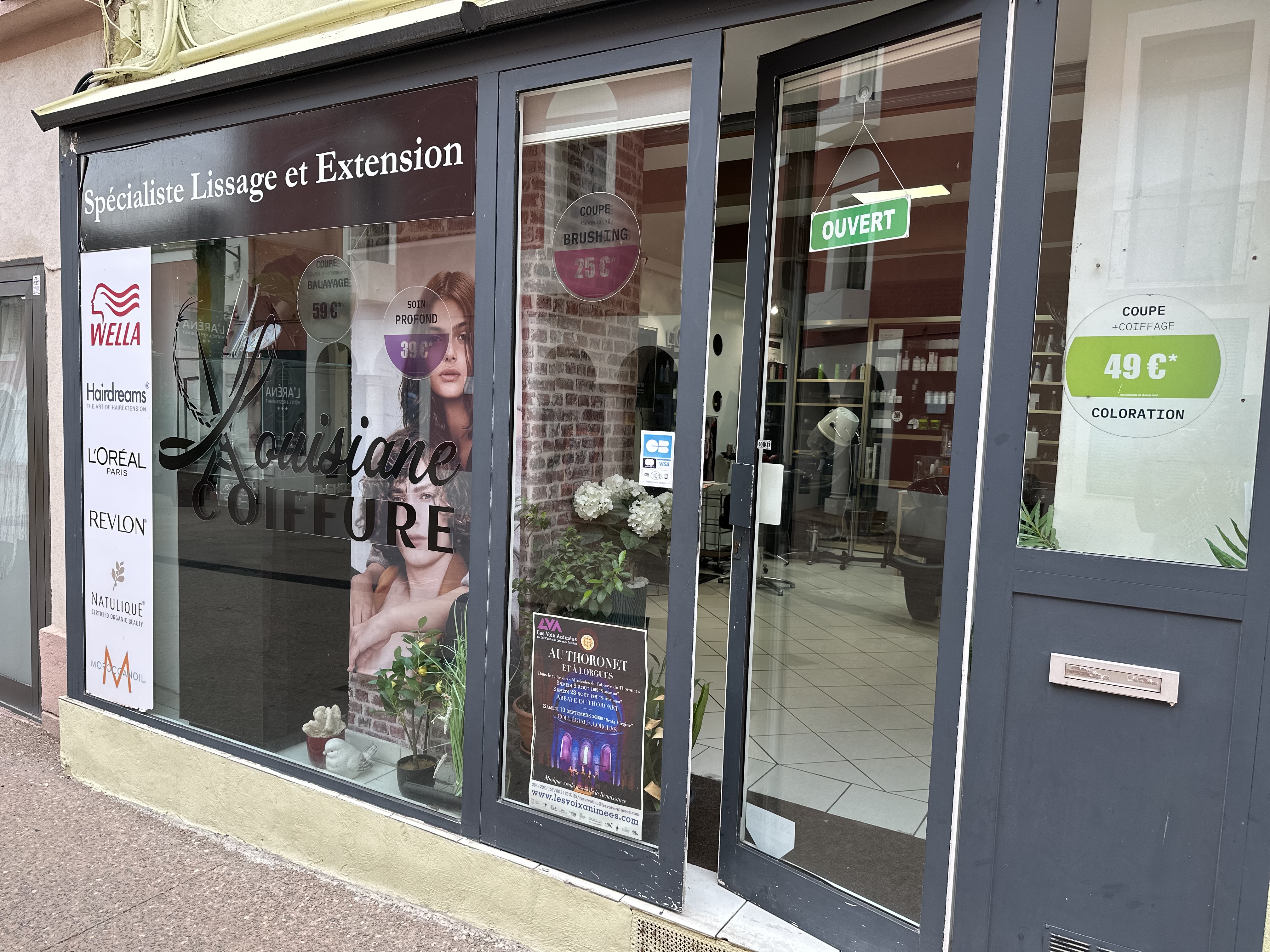 Louisiane Coiffure, créé en 2018, est aujourd’hui disponible à la vente au 130, rue Général de Gaulle, en plein cœur d’une rue piétonne dynamique, offrant une visibilité exceptionnelle et un fort passage.

Un emplacement stratégique :
	•	Loyer attractif : 549 € charges comprises
	•	Parking à seulement 50 m
	•	Surface de 33 m² + réserve de 28 m² (possibilité d’aménagement en appartement après travaux)

Un salon prêt à travailler :
	•	3 postes de coiffage
	•	3 bacs de lavage
	•	Climatisation
	•	Ambiance moderne et accueillante

 Une affaire saine et rentable :
	•	Justificatifs bancaires et URSSAF disponibles sur 5 ans
	•	Clientèle fidèle et régulière en constante progression
	•	Chiffre d’affaires solide et justifié

 Une opportunité rare :
Ce salon combine stabilité, rentabilité et fort potentiel de développement. Une véritable affaire clé en main, idéale pour un(e) professionnel(le) ambitieux(se) souhaitant reprendre une activité florissante et pérenne.

Cause par l’étranger, je me retrouve à vendre mon salon à contrecœur.
Si besoin 06 33 42 26 15.