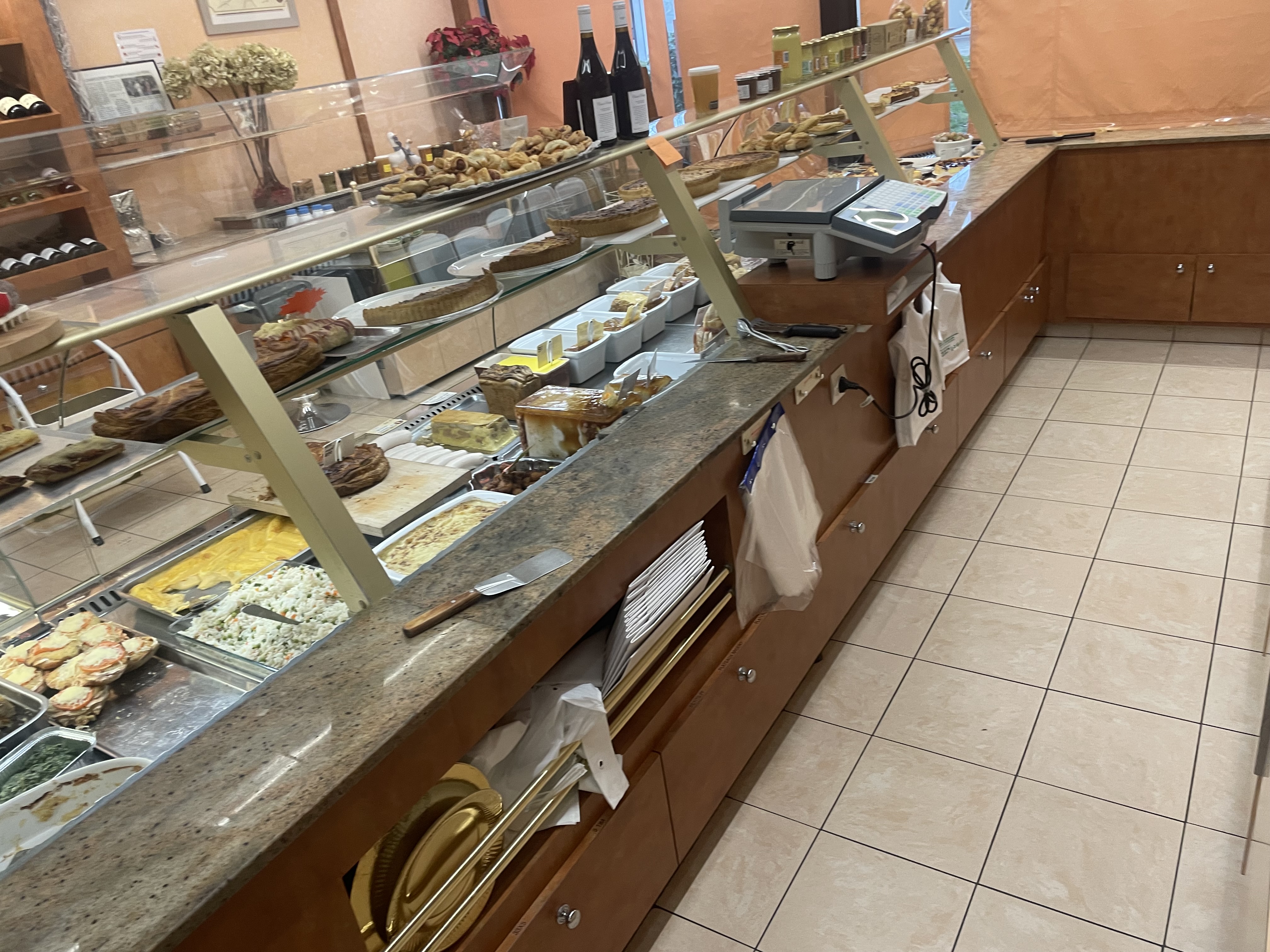 Secteur Melun, dans ville pavillonnaire proche tous commerces, Une Fonds de cuisine -traiteur à céder comprenant boutique, laboratoire et réserve en sous-sol avec accès par un escalier intérieur, possibilité de développement en boucherie forte demande dans le secteur.
Réalise un CA d'environ 450.000€ HT avec un loyer de 12.000€/an HT/HC Fermeture hebdomadaire le dimanche et lundi.
Affaire rare dans le secteur à développer.