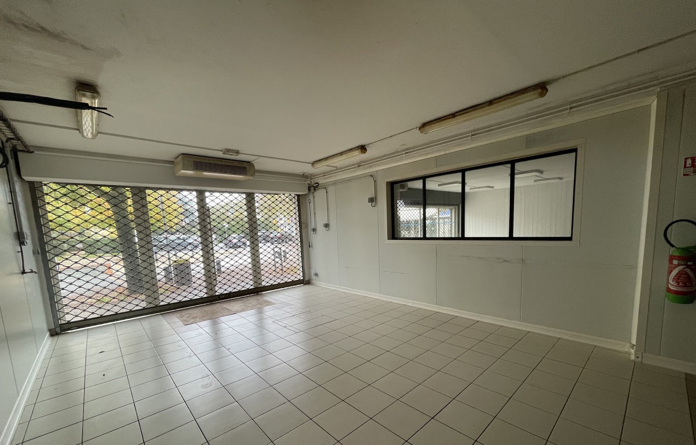A louer local vide tous commerces, alimentaire ou non alimentaire
Surface totale 185 m2.

Une grande baie vitrée en façade + grande porte d'entrée
Une autre baie vitrée avec porte d'entrée pouvant servir de porte de sortie.
Accès PMR, 3 sanitaires, dont un PMR
2 sorties sur l'arrière pratique pour les livraisons.
Possibilité de terrasse extérieure
Plusieurs places de parking gratuites

Loyer mensuel HT hors charges 1 500,00 €

Regroupement de plusieurs commerces : pharmacie, infirmier et médecins, épicerie, poste....
Quartier dynamique de Cognac, écoles primaires et secondaires, crèche,
espace culturel.