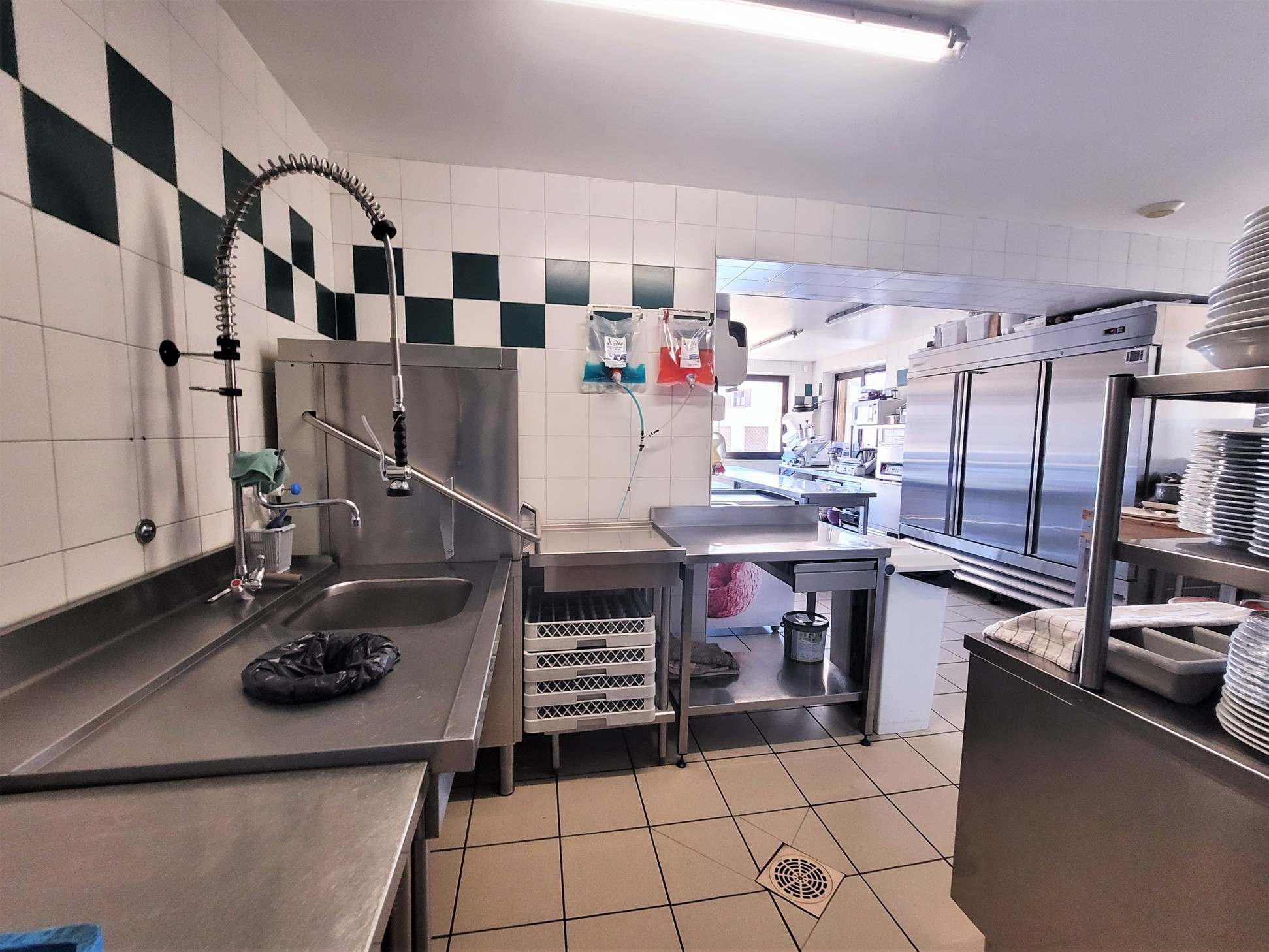 Le Bouchet-Saint-Nicolas, Charmant Village de La Haute-Loire, à 20 minutes du Puy-en-Velay.  

Bâtiment à vendre dans un village étape du Stevenson et à proximité du Lac du Bouchet. 
Murs + Fonds de commerce et appartement T3 d’un total de 530 m² de surface pour son activité Bar, Tabac, FDJ, Restaurant et Chambres d’hôtes avec un espace détente après une bonne randonnée.
L’appartement privatif pour bénéficier d’un espace privé est neuf (construit en 2021).

Auberge située dans un village en pleine nature volcanique d’Auvergne. Envie de changer de vie et profiter de la Nature? Vous serez séduits par ce commerce et ses chambres d’Hôtes.


Composée de Cinq Chambres très cocooning, ce bien est proposé sur un chemin de randonnée de plus en plus fréquentée par les randonneurs de Stevenson, 
Un restaurant pouvant assurer une capacité jusqu’à 90 couverts intérieurs et 30 en extérieur, 
Une belle véranda pour la détente des clients pour boire un verre ou y manger un en-cas, Sa cuisine parfaitement entretenue et équipée avec de nombreux matériels récents, 
Son Bar/Tabac/FDJ
Son espace détente Jacuzzi extérieur,
Et son magnifique Appartement T3 pour votre plus grand confort personnel.

Cette Auberge assure une activité depuis de nombreuses années grâce à la clientèle locale, aux nombreux chemins de randonnée et ce lac volcanique à seulement 1,5 km qui attire chaque année des touristes amoureux de la nature préservée.