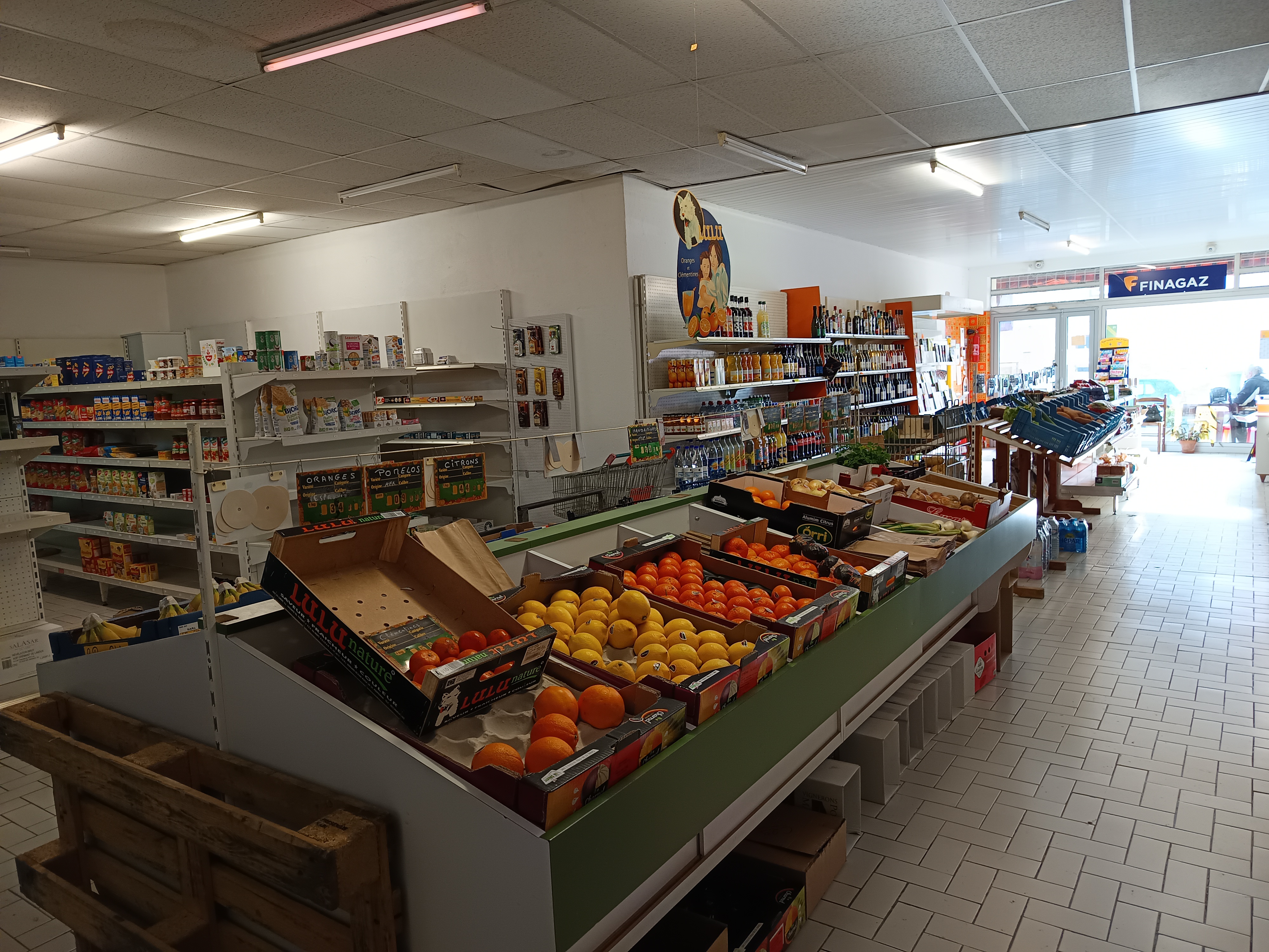 A vendre Fonds de commerce Alimentaire, avec licence petite restauration, situé au cœur de la Haute Vallée de l'Aude, dans un village très dynamique.

Une surface commerciale de  de 220 m² comprenant les rayonnages épicerie, presse, boulangerie, produits frais et 27 m² dédié à l'activité Snack.

Une surface non exploitée composée d'une chambre froide traversante de 6 m², d'une cuisine et salle à manger de 44m² avec WC  et d' une réserve de 12m².
Le plus: Les murs peuvent être achetés pour un prix modique.
Vous êtes créatif, énergique, avec l'envie de changer d'activité ? Ce fonds de commerce est une belle opportunité !