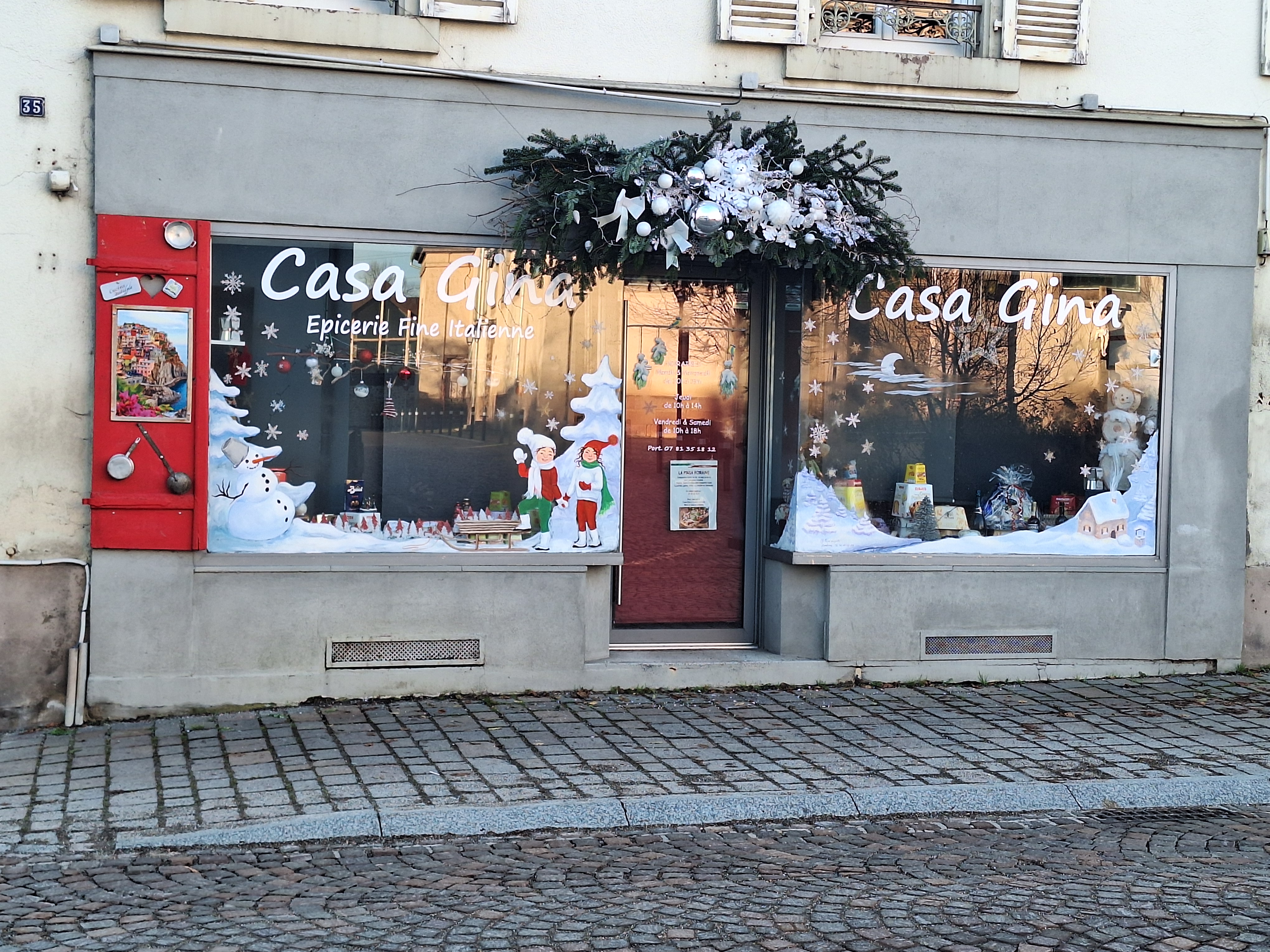 Epicerie Italienne bonne clientèle depuis 8 ans emplacement idéal en face de la mairie petite restauration 16 places ouvert toute la journée accompagnement de la personne qui achète pendant 2 mois .