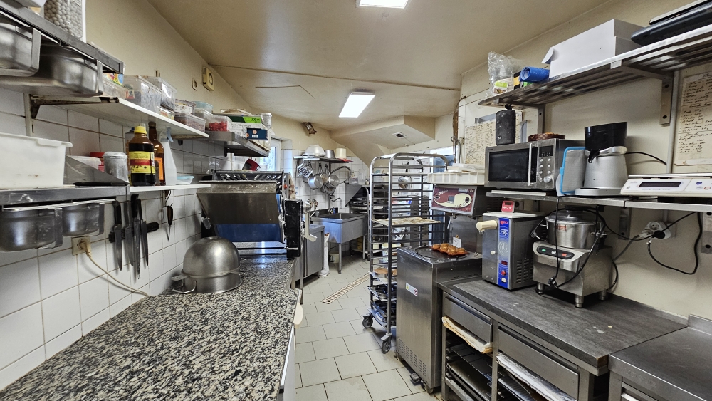 Boulangerie Pâtisserie à céder à un couple de gérant désirant se créer une carrière professionnelle à sa propre image 
Commerce tenu et entretenu au mieux possible pendant 30 ans dans un secteur regroupant plus de 2500 habitants sans concurance direct.
Logement et local pro en bon état. 
Candidat sérieux prendre contact.