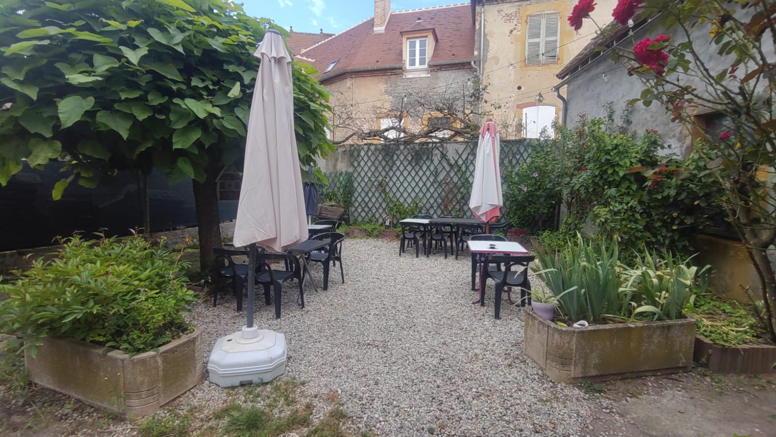 Bar-Restaurant Le Bistrot 
Pierrefitte sur Loire


	

Situé au coeur du petit village de Pierrefitte-sur-Loire, le « Bistrot », recherche un repreneur pour continuer son activité en pleine croissance . 

Composition du bien
RDC : 
-Une épicerie 
-Une salle de bar/restaurant d’une capacité de 30 couverts 
-Une terrasse fleurie d’une capacité de 20 couverts 
-Une cave en sous sol 
-Cuisine fonctionnelle et équipée (1 fourneau gaz professionnel, 1 plancha de 80cm à gaz, 1 friteuse double (2x6L), 1 cellule de refroidissement, 1 tour réfrigérée de 2m de long, 1 table en inox de 1,20 m, 1 lave-vaisselle frontal avec une plonge, 2 armoires pour stocker le matériel).
-Activité Française des jeux (jeux a gratter et loto, euromillion, etc.

	
A l'étage:
 un appartement T3 de 80 m² comprenant salon, 2 chambres, cuisine/ salle à manger, salle de bain/wc. Chauffage au bois et électrique. Terrasse privative.


	Très beau potentiel ! Le Bistrot est  situé tout près du canal latéral à la Loire et de la voie verte situé sur le trajet de l'euro vélo 6. Le parc d’attraction et animalier (Le PAL) est situé à 15km  
 (plus de 700 000 visiteurs chaque année)
	
	Chiffre d'Affaire 2023 : 96 000€ en augmentation chaque année. Possibilité de développement. Activité idéale pour couple.

	Prix de vente : 140 000€ murs et fonds de commerce (90 000€ bâtiment et 50 000€ fonds de commerce). Prévoir un investissement pour achat du petit matériel de cuisine, vaisselle, nappage, rachats de stocks, travaux appartement, etc.