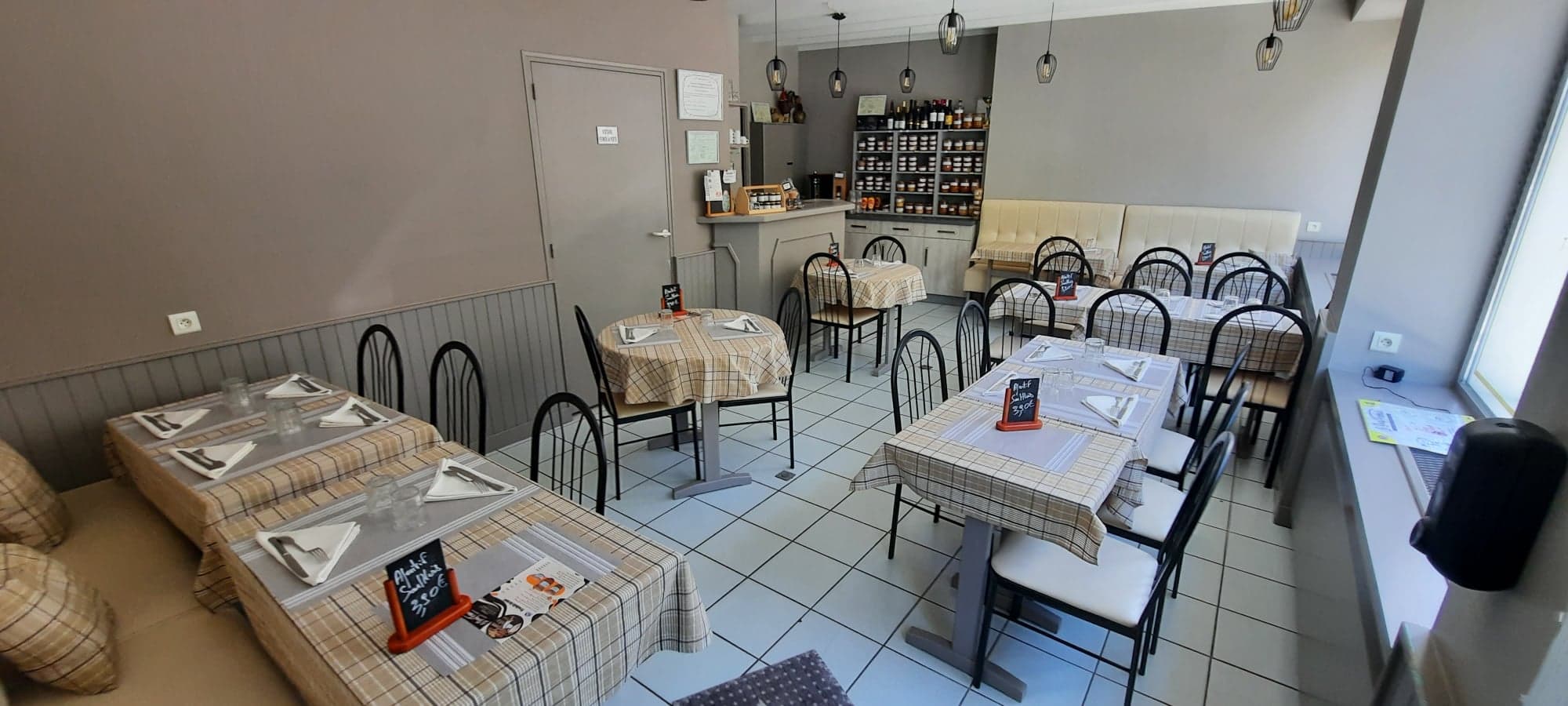 Vends restaurant + habitation / 72300 Solesmes (sans frais d'agence)
Cause départ à la retraite
Situé au coeur du village
Site très touristique

Caractéristiques du restaurant :
30 couverts
Restaurant rénové en 2018
Plats élaborés à partir de produits locaux
Conserves (Autoclave inclus) + Rillettes
Partie traiteur à développer

Caractéristiques de l'habitation :
Salon, salle à manger et cuisine au rez-de-chaussée
3 chambres, salle de douche et bureau à l'étage
Jardin et terrasse
Cave

Prix : (sans frais d'agence)
Fonds de commerce : 60 000 €
Murs : 125 000 €

Si vous êtes intéressé, merci de me contacter par mail : 
dominique.nicolas@outlook.fr