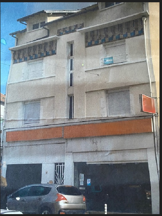 Immeuble mixte à vendre – Centre Montluçon, rue Jules Ferry situé en plein 
centre-ville, près de la gare et du lycée 
Situé  en plein cœur de Montluçon, cet immeuble mixte à rénover offre une opportunité rare pour investisseurs ou professionnels à la recherche d’un bien à fort potentiel.

🔹 Rez-de-chaussée commercial :
•	Magasin avec vitrine, arrière-boutique, bureau, WC – 53 m²
•	Grand local à usage de stockage ou stationnement couvert – 285 m²
•	2 pièces au fond du local + 2 pièces à l’étage à rénover 
🔹 Habitation :
•	1er étage : appartement loué – env. 90 m²
•	2e étage : appartement libre – env. 90 m² ( A rénover ) 
•	3e étage : grenier aménageable