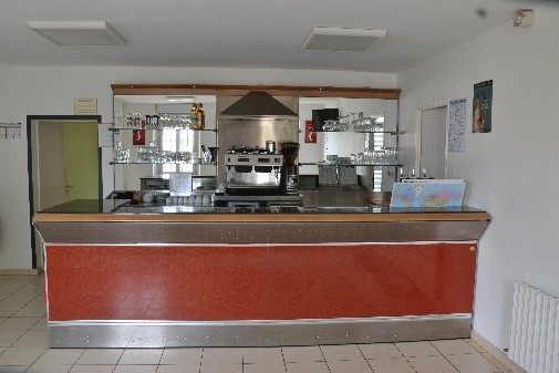 Descriptif de la commune de PALIS (Aube)
Pâlis est un village au cœur de l’Aube, intégré à la commune nouvelle d’Aix-Villemaur-Pâlis. Situé à 30 minutes de Troyes, il bénéficie d’un environnement rural recherché, d’un cadre de vie calme et d’un tissu local en développement. Le centre-bourg accueille régulièrement des animations et événements. La commune offre un potentiel intéressant pour l’implantation ou la reprise d’un commerce de proximité, grâce à une population locale fidèle et à une clientèle de passage issue des communes voisines.
Petite commune rurale d’environ 620 habitants.
Économie à dominante rurale (agriculture, élevage), avec quelques commerces et services.

Activités proposées : bar, restauration, animations, multiservices.​

Local : ​
-Entièrement aménagé et équipé​
-Cuisine équipée (équipement, matériel, ustensiles…) ​
-Bar, salle , terrasse , et stationnement à proximité​
-Superficies du local commercial: 83 m² (salle de brasserie, salle de bar, cuisine, réserve)​
-Logement possible: 58m² (un salon, 3 chambres, une sdb) ​

Contrat proposé : loyer bail commercial + mise à disposition de la licence IV: 400€.​

Aspects financiers : ​apport financier pour l’achat du matériel et petits équipements + bail commercial: 15.000€.

Profil de gérant.e recherché.e : ​
-Vous possédez des vraies qualités de commerçant et une vive volonté d’entreprendre. ​
-Vous souhaitez vous engager en faveur de la ruralité et en comprenez les enjeux. ​
-Vous justifiez d’une expérience significative dans le secteur de la restauration et maitrisez les techniques culinaires essentielles, ainsi que les normes d’hygiène et de sécurité​
-Vous avez des bases solides en gestion et faites preuve de rigueur et d’organisation​
-Vous avez des fonds propres et/ou envisagez un prêt pour le lancement de votre entreprise et l’achat du matériel sur place.