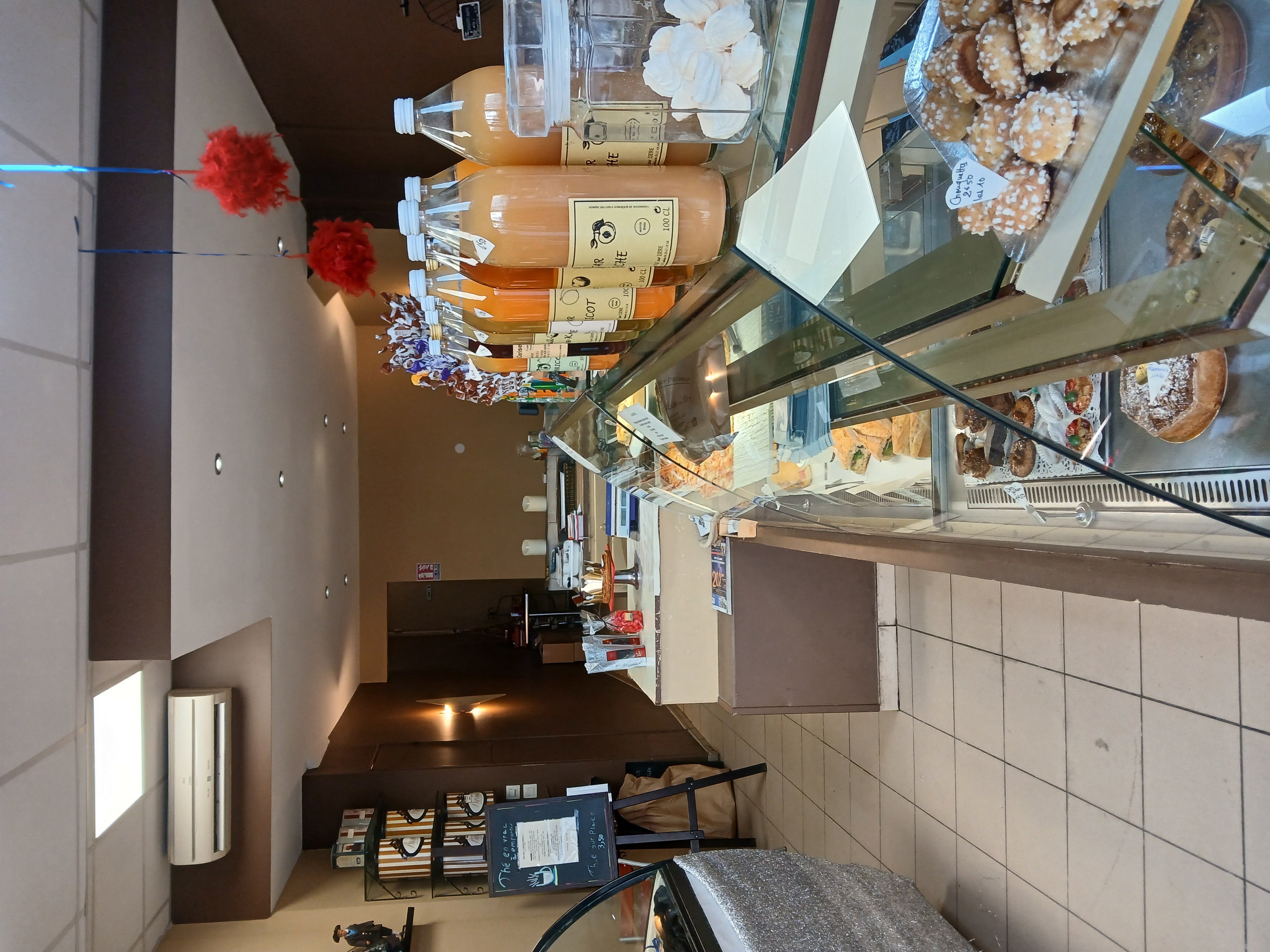 Pâtisserie, boulangerie, salon de thé, glacier, chocolatier.
Fond de commerce situé dans le centre historique, sur une place pietonne avec terrasse. Quartier en pleine dynamisation, pas de concurence proche mais de nombreux restaurants  et autre commerces. Gros marché le dimanche matin. Nombreuses animations (concert, 14 juillet, fête de la musique...) qui permetent des ouvertures en nocturne.  
Clientèle fidèle depuis 23 ans.
