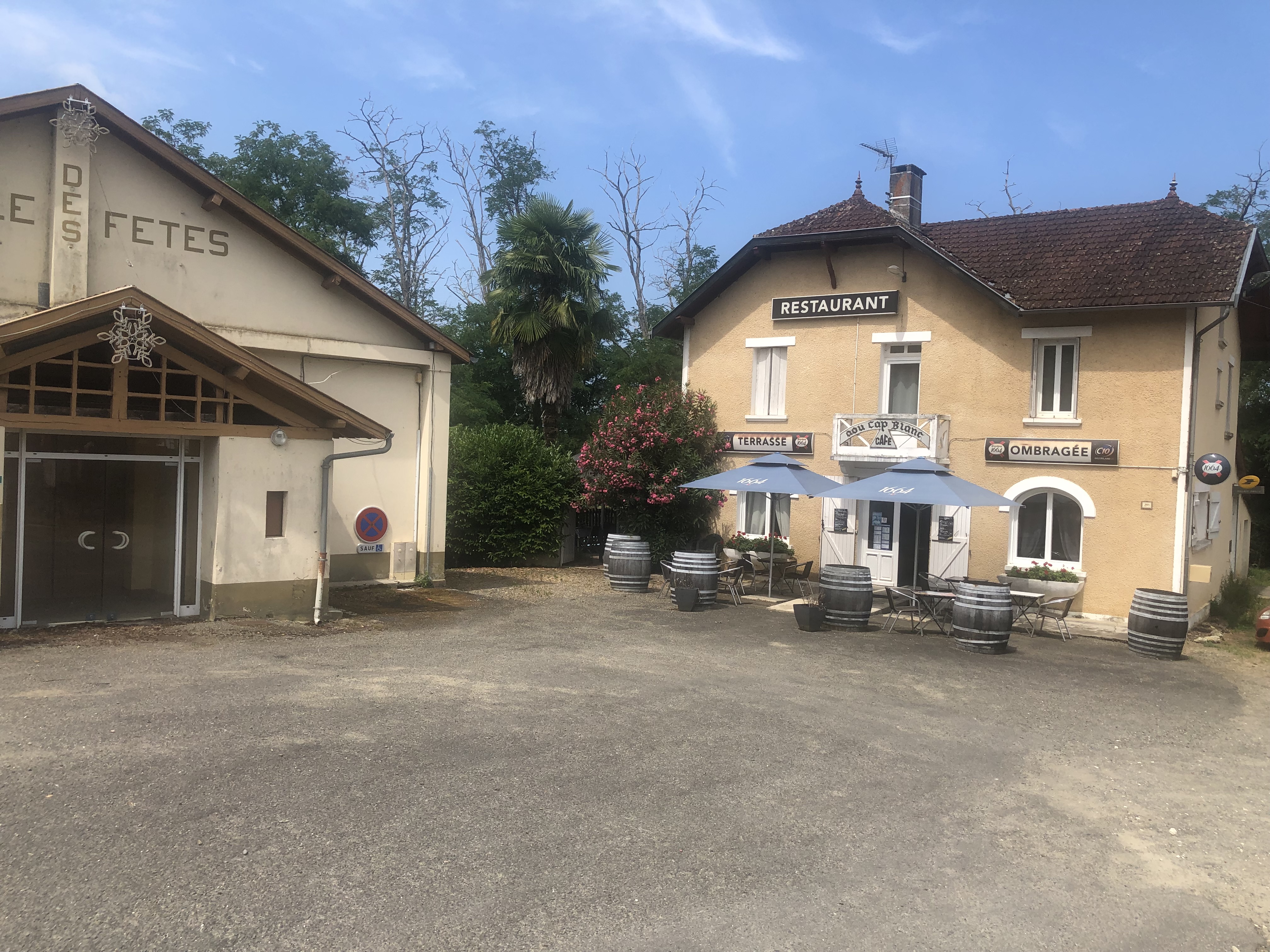Cause santé 
Vendons bar restaurant licence IV
Avec terrasse et piscine
Appartement 4 pieces 3 chambres et séjour cuisine américaine
Entièrement refait
Complètement meublé

Disponible immédiatement