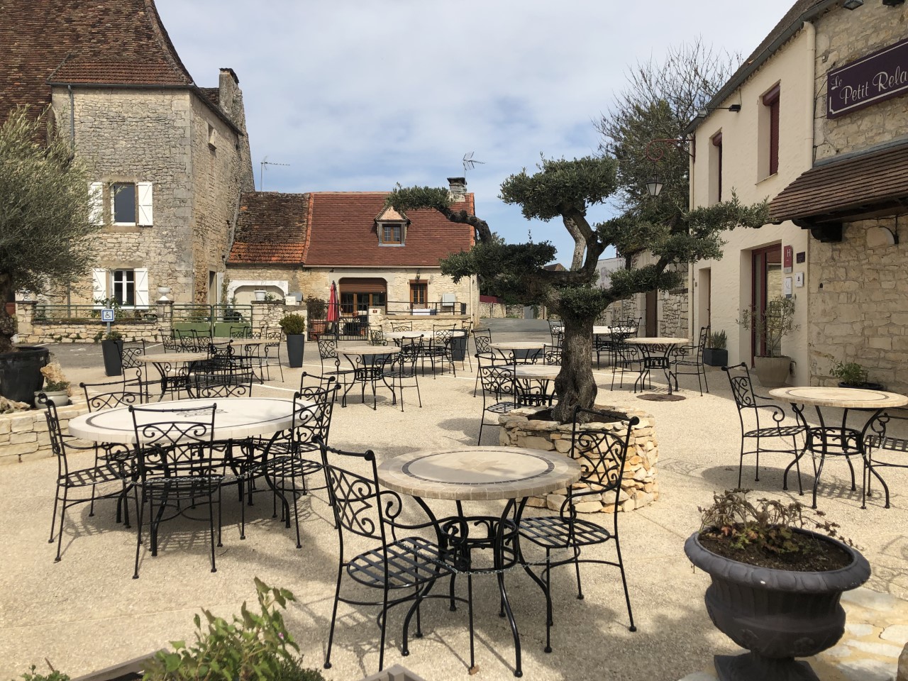 Au cœur d’un joli village à proximité de sites touristiques d’exception ROCAMADOUR, Gouffre de Padirac, …se trouve cette belle affaire exploitée par les propriétaires actuels depuis 2006, une clientèle d’habitués et de touristes 

Hôtel de 9 à 13 chambres de 13m2 à 25m2 (chacune sa SDB) dont une aux norme PMR et une suite familiale + une magnifique piscine, des places de stationnement sont à disposition des clients 

Le restaurant dispose d’une chaleureuse salle de 150m2 avec 50 places assises à l’intérieur et 50 à l’extérieur, une cuisine confortable et entièrement équipée +chambres froides et réserve pour 80m2

Rénové régulièrement, pas de travaux à prévoir, le prix de vente inclut des équipements récents : table réfrigérée, cellule de refroidissement, frigo professionnel…

Prix de vente des murs et fonds : 635 000 €