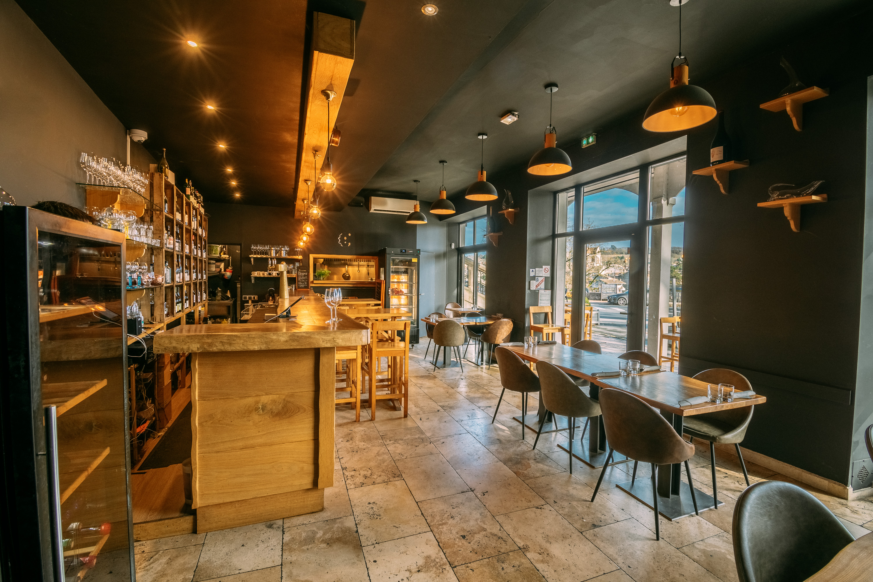 A SAISIR cause changement de vie - BAR A VIN / RESTAURATION ASSOCIEE.

En 1ère position sur Restaurant Guru, en 8ième position sur Tripadvisor, en 5ième position sur Google My Business, 2.5 k followers

L’établissement est situé à Nérac, plus précisément au pied du Château Henri IV, dans une bâtisse du XVII ième siècle, l’un des 2 poumons touristiques de la citée. Le second poumon passe est le parc de La Garenne qui par une ballade à pied ou en bateau permet de longer la rivière « Baïse », et aux portes de la Garenne et du château, le principal parking gratuit. 

Le bar à vin est à la jonction des 3, donc immanquable ! 

Nérac est la seconde commune du 47 a accueillir le plus grand nombre de touristes Entièrement rénové en 2019, 75 m2 intérieur et terrasse couverte de 35 m2.

Pour partir à la découverte des vins, plus de 100 références en dégustation, vins locaux, de France ou un petit tour du monde, la salle de 75 m2, a été entièrement rénovée en 2019, dans l’esprit vinicole, grand bar avec comptoir en chêne massif, tables et tables hautes assis-debout, idem en terrasse… 

Service de 26 couverts en intérieur et jusqu’à 16 de plus en terrasse.

Une cuisine semi ouverte, parfaitement équipé permet de réaliser la partie restauration, avec tapas et une carte courte composée avec des produits frais, locaux, de qualité et renouvelée fréquemment

Possibilité d’exploiter le sous-sol de 75 m2 pouvant faire office de cave en l'état actuel ou à rénover (fort potentiel de développement – exemple dégustation à l’aveugle dans le noir, cave privative pour petit groupe…)

Ouvert 4 jours par semaine du mercredi au samedi, uniquement pour les services du midi (l’été) de 12h00 à 14h30 et du soir de 18h30 à 23h30.

De réelles possibilités de développement, eu égard à l’emplacement, possibilité d’ouverture dès le matin pour les petits déjeuner, jusqu’à minuit, du lundi au dimanche. 

Sans empiéter sur l’activité bar à vin, possibilité de bar traditionnel en dehors des créneaux « bar à vin » par la vente de boissons, coupes glacées, crêpes, gaufres, cafés gourmands… Licence IV incluse bien sûr ! 

Ou changement complet de concept et partir sur un bar traditionnel

Pas de salarié à reprendre ; affaire idéale pour un couple souhaitant diriger un établissement chaleureux et convivial.

CA en progression annuelle à plus de 10 % - passé de 165 k€ en 2022 à 244 k€ en 2024. EBE moyen à 15 k€

Vente du fonds de commerce : 160 k€