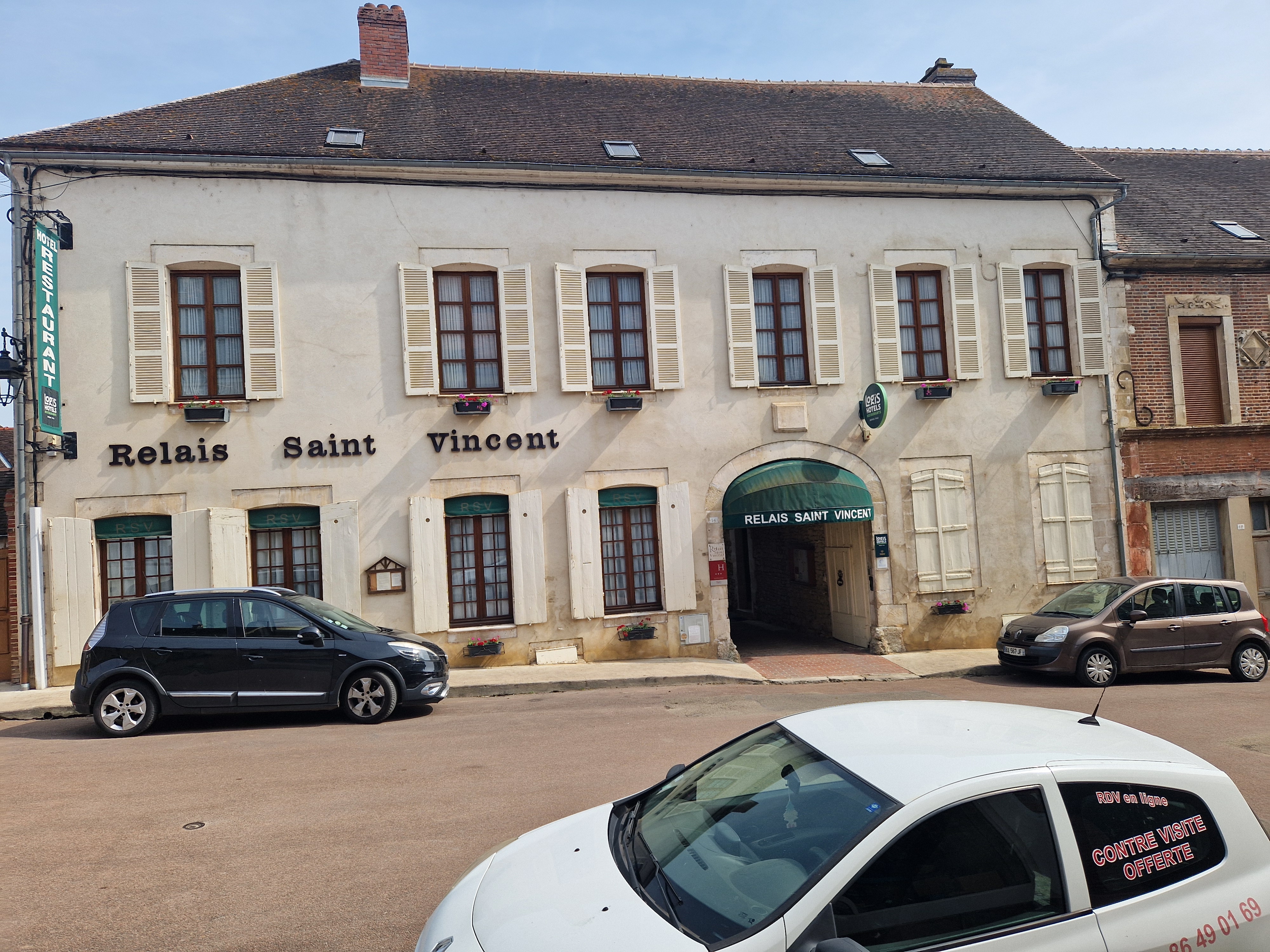 HÔTEL-RESTAURANT A VENDRE -BOURGOGNE A 10KM DE CHABLIS-15 CHAMBRES-EXTENSION POSSIBLE

Etablissement de charme au cœur d’un village viticole, premier village côté est à produire du chablis
Parfaitement entretenu et immédiatement exploitable
15 Chambres

Restaurant ouvert au public
CA 2025 413000 € HT
Mur + fonds 550 000 €
Possibilité d’ajouter 8 à 10 chambres

Grange de 130 m² aménageable en espace détente Spa etc
Parking privé
A 10 km de Chablis à proximité des vignes

Bâtiment de 900 m² sur deux étages
Terrain de 1400 m²
Idéal 
Pour un projet de boutique-hôtel ou une installation en Bourgogne viticole
Pour un couple en reconversion cherchant un projet clé en main
Un opérateur voulant développer une offre oenotouristique premium