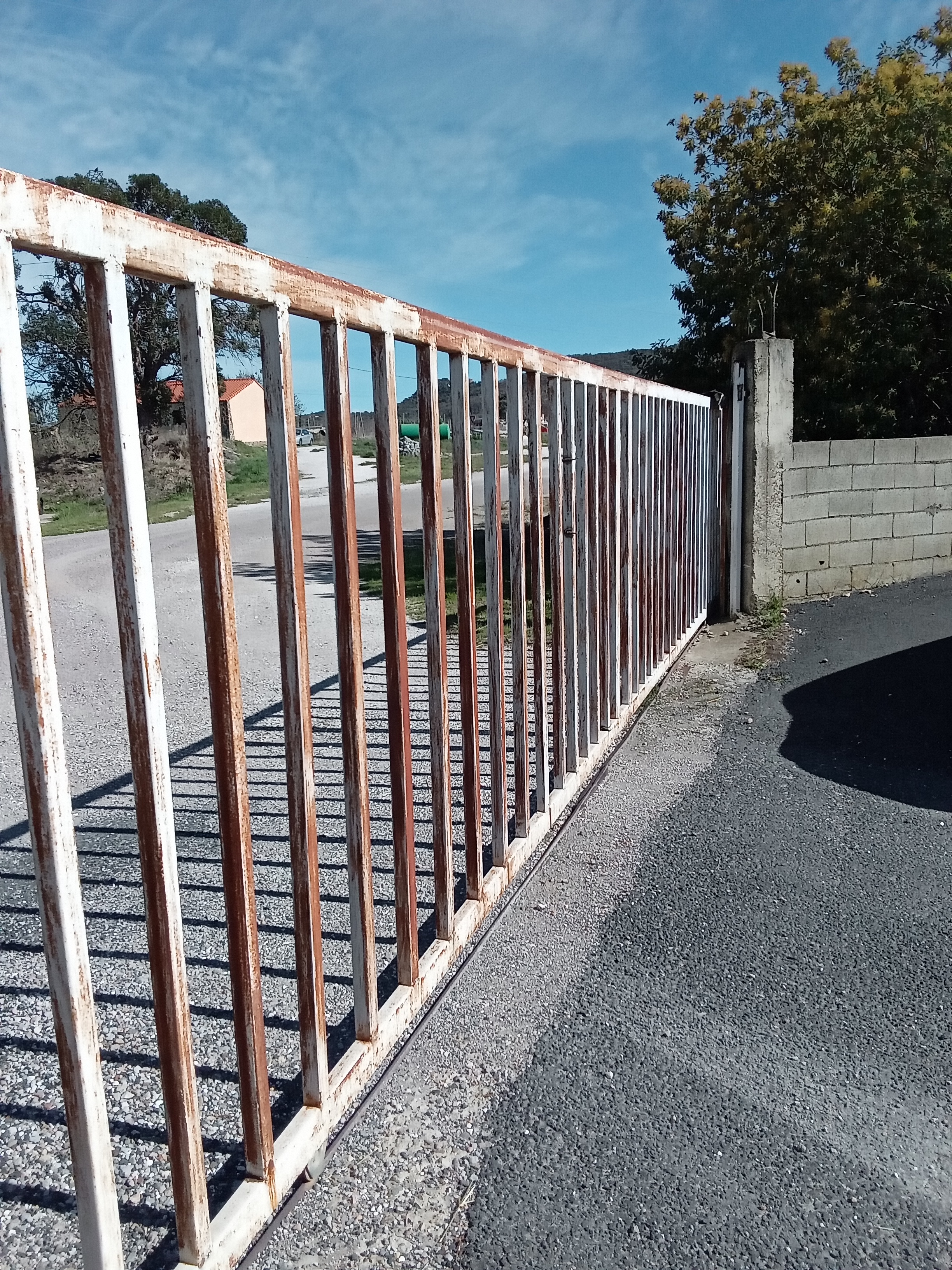 Suite à retraite , vendons bâtiment de 200 M2 et entrepôt non couvert de 7200 M2 pour activité artisanale , commerciale ou industrielle , situé idéalement en bordure de route . Plusieurs possibilités , situé à 20 Kms de Perpignan.