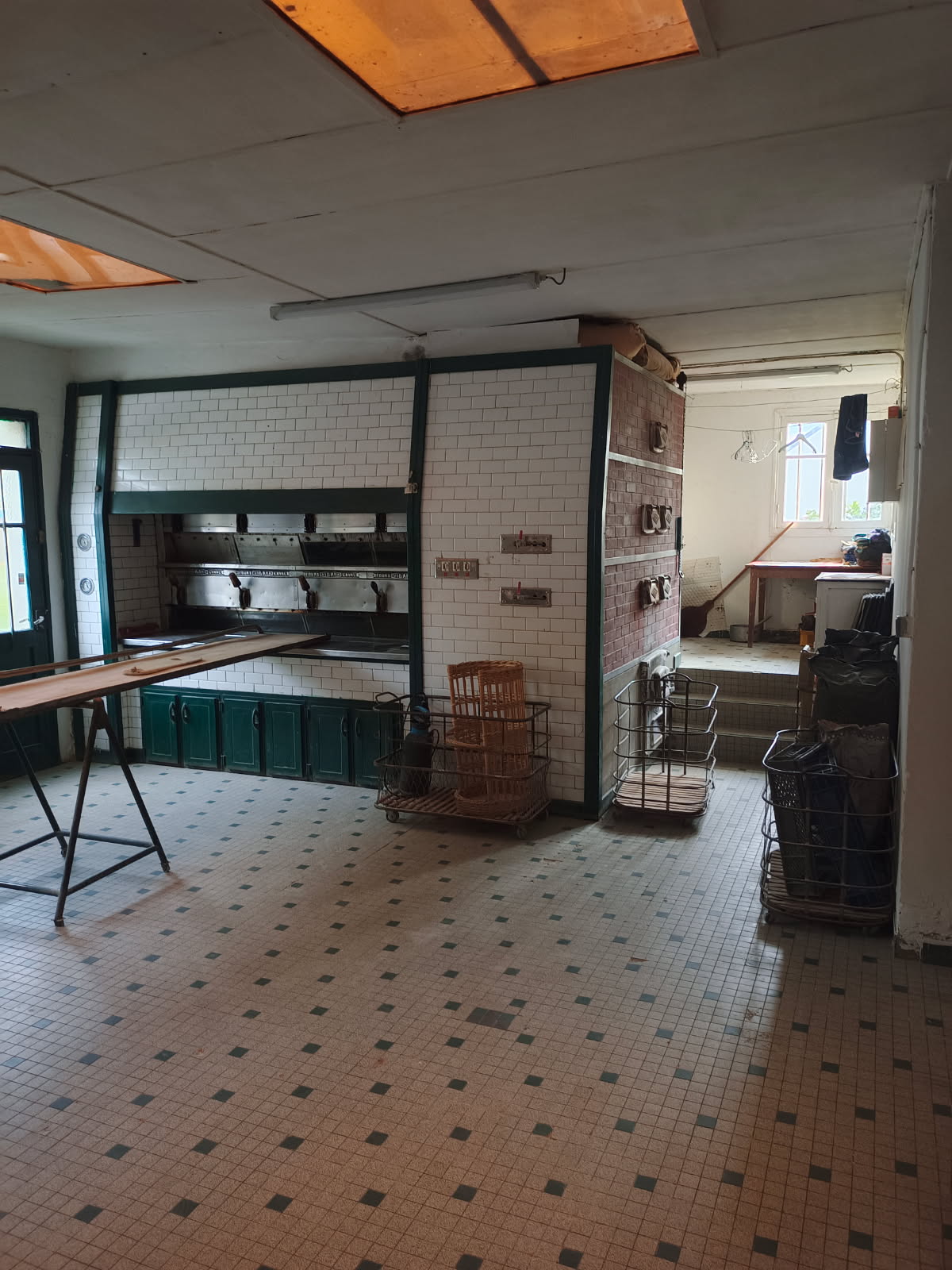 Bonjour, belle opportunité pour ceux qui cherchent à investir dans un commerce ou à s'installer dans un lieu polyvalent. La présence d'une boulangerie, d'un bar, d'une épicerie, ainsi que d'une cuisine au rez-de-chaussée offre un espace pratique et fonctionnel. De plus, les 4 chambres ( avec  un escalier entre le bar et la cuisine ) et l'appartement à l'étage (séparer du reste grâce à un escalier extérieur ) permettent d'en faire un lieu de vie confortable ou d'accueillir du personnel. Si vous souhaitez plus d'informations ou des conseils pour l'achat et du prix, n'hésitez pas à me demander. Je suis là pour vous aider avec plaisir.
Merci, très bonne journée,