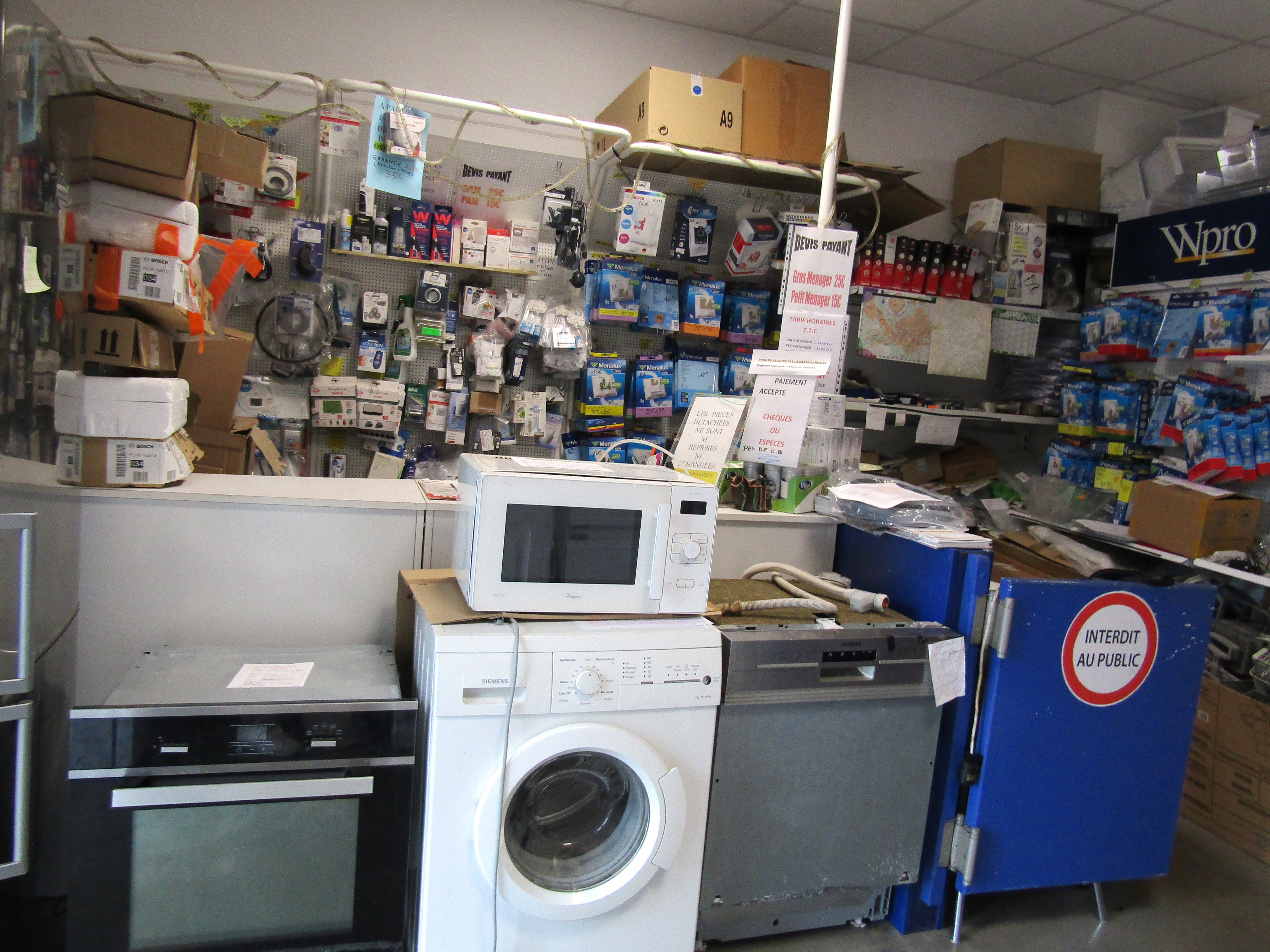 Suite au projet de départ à la retraite, le chef d’entreprise d’un Service-Après-Vente, recherche un repreneur. Il sera salarié dans un premier temps afin d’être formé et il pourra ensuite acheter les parts sociales du cédant,  au printemps 2026.
Les activités exercées sont : la réparation de petits et gros électroménagers, dépannage à domicile et en atelier. Ces activités sont complétées par la vente de pièces détachées au sein d’un magasin d’une vingtaine de mètres carrés.
Située au cœur de la Lozère, cette entreprise, créée il y a plus de 15 ans, répond notamment à la demande de particuliers. Un fichier client est tenu à jour et permet de retracer l’historique des prestations effectuées au cours de ces 10 dernières années.
Les clients peuvent solliciter ce Service-Après-Vente dans le cadre d’une garantie qu’ils ont souscrit dans le magasin BUT ou sollicitent le SAV indépendamment.
S.A.V électro-ménager dans toutes les marques.
Les locaux, construits en 2007, sont en bon état, ils comprennent une partie magasin, un bureau, un atelier (100 m²), un Wc et des places de parking, devant la boutique.
Tout le matériel nécessaire à l’activité : fourgon, diable, table élévatrice, petits outillages… Il n’y a pas de concurrent à moins de 25 km.
Il y a une salariée (à mi-temps) en poste.
Loyer : 312€ HT/mois
Ventes des parts sociales (30%) : 30 000€