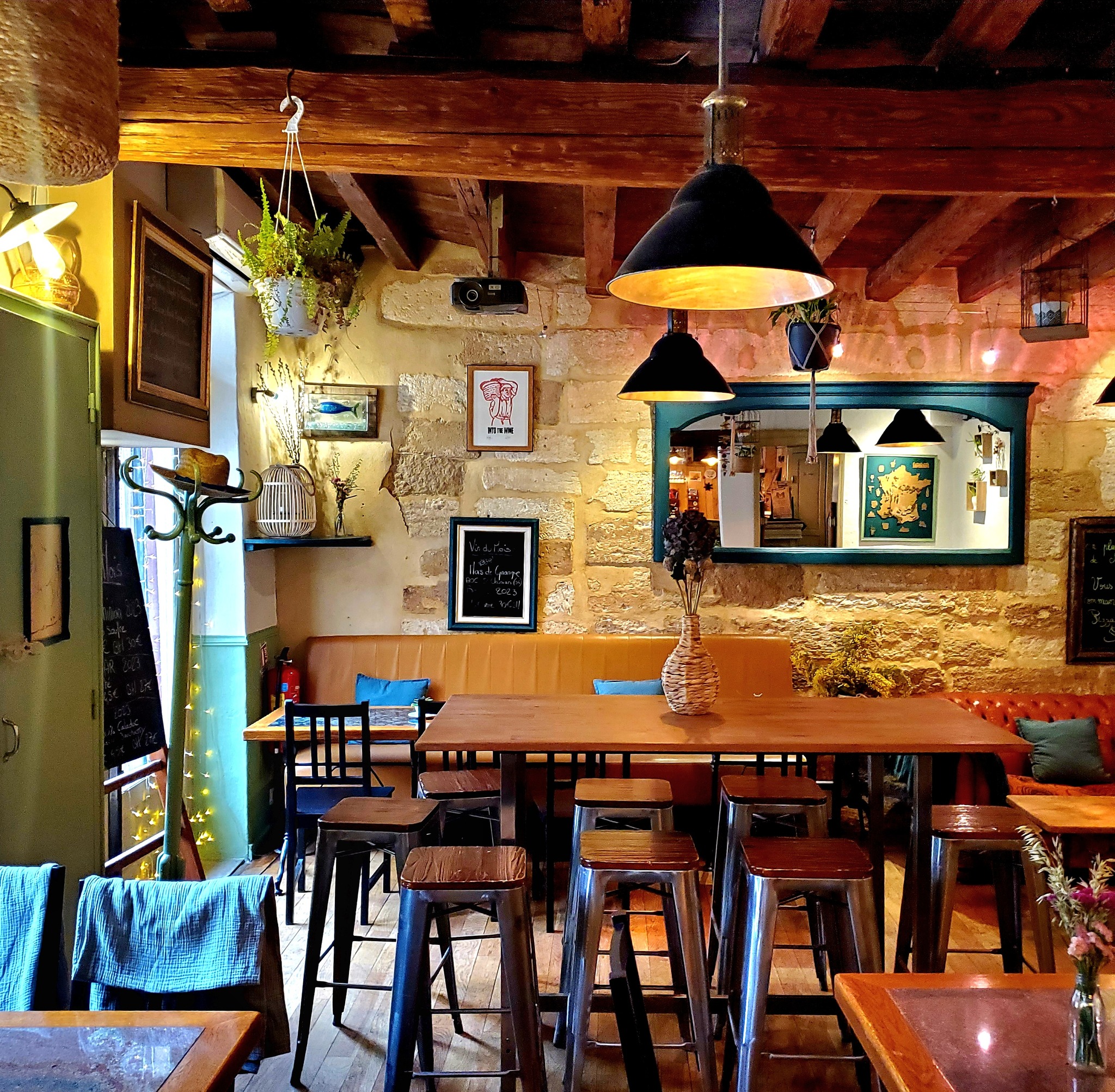 Il s'agit d'un bar à vins, restaurant côté depuis quelques années. 
Surface de plus de 70m2 avec cuisine, espace restaurant et plonge. 

Local au 1er étage avec chambre froide de 9m2 et mezzanine. 
Salle restauration plus côté bar climatisé / chauffé. 

Bail 3/6/9 mis à jour fin 2025. 
Terrasse sur place de 52m2 

Prix de vente 250 000€ du fond de commerce 
Vendu avec une licence débit de boissons III.