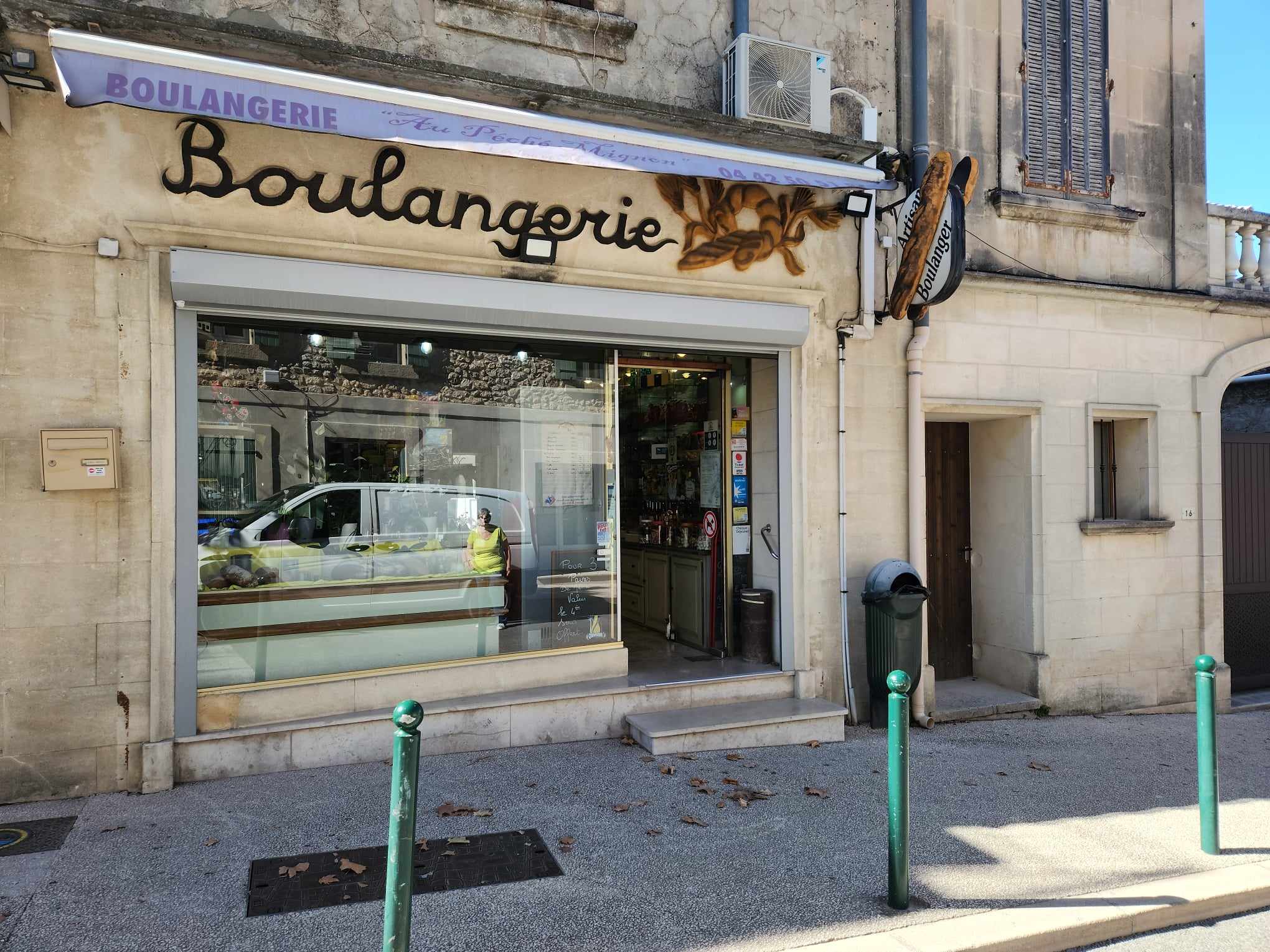 Vend cause départ en retraite très bonne boulangerie patisserie dans charmant village de provence très renomé pour son festival de piano commerce avec du matériel de bonne qualité ( BONGARD) un très bon chiffre d'affaire et très bon bénéfice le commerce est pourvu d'un grand logement + très grande terrasse le stock sera offert soit environ 20000€