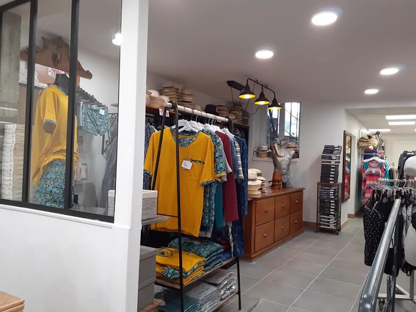 💼 À vendre – Fonds de commerce lingerie, chapellerie et accessoires

Situé à Cosne-sur-Loire (Nord Nivernais – 180 km au sud de Paris)

Belle opportunité à saisir !
Commerce historique implanté au cœur de la ville, bénéficiant d’un emplacement n°1 et d’une excellente visibilité.

✨ Caractéristiques du commerce

Activité : Lingerie, chapellerie et accessoires

Superficie : 100 m² (local refait à neuf il y a 4 ans)

Loyer attractif : 800 € / mois

Accessibilité PMR, alarme, télésurveillance et caméras

Zone de chalandise : environ 60 000 habitants, couvrant 4 départements

💰 Conditions de cession

Fonds de commerce : 40 000 €

Aménagement : 15 000 €

Stock : à définir selon période

🏷️ Atouts

Enseigne locale réputée depuis 1903

29 ans d’ancienneté pour l’actuelle gérante

Clientèle fidèle et régulière

Possibilité d’accompagnement personnalisé à la reprise pour une transmission en douceur

📞 Prise de contact et échanges facilités — je reste à l’écoute de vos questions et propositions.
Un dossier complet peut être transmis sur demande.