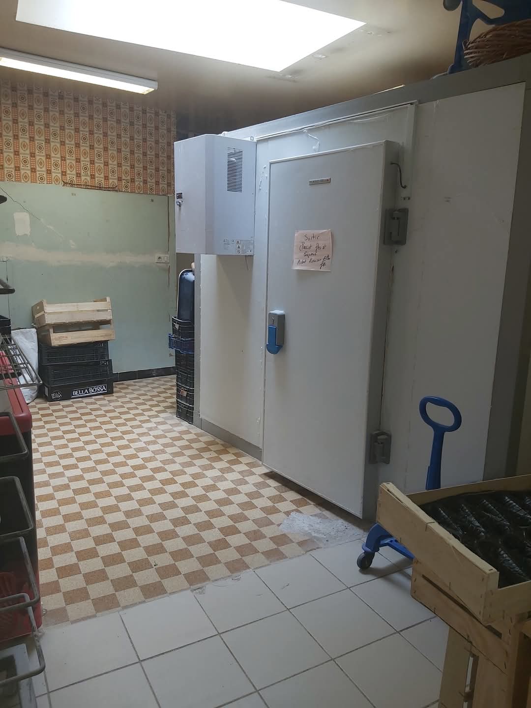 🔎 À VENDRE – Dernier commerce alimentaire de Spézet (29540) 
Boulangerie Pâtisserie Supérette 

Entre carhaix plouguer, gourin, châteauneuf du faou 
Commune avec 1777 habitants 

Prix : 280 000 € – à débattre selon projet et modalités de reprise et dans le cadre d’un projet solide

Boulangerie – pâtisserie – supérette à céder, dernier commerce alimentaire de proximité au cœur d’un bourg dynamique du Centre-Finistère.
📍 Environnement
Commune active disposant de :
École maternelle et primaire et collège 
Maison de santé (médecins, infirmières, professionnels paramédicaux)
Pharmacie, La Poste, médiathèque
Vie associative riche (sport, culture, école de musique, animations locales)
Équipements sportifs et salle polyvalente

Les communes alentours viennent également consommer sur Spézet.
La première boulangerie concurrente se situe à environ 10 km.

La municipalité est informée et suit la situation, ce commerce étant structurant pour la commune.

📊 Activité et chiffres
Vente fonds + murs indissociables.
Magasin 100 m2 porte automatique 
Répartition du chiffre d’affaires :
Fabrication (boulangerie – pâtisserie) : 129 550 €
Superette : 164 000 €
Total : 293 819 €

L’établissement est actuellement fermé le samedi après-midi et le dimanche + 5 semainesde congés 

👉 Le chiffre d’affaires pâtisserie reste donc à développer, notamment via une ouverture élargie le week-end.

⚙️ Organisation
✔ Clientèle locale fidèle et bassin élargi
✔ Activité multi-segment sécurisante
✔ Aucune reprise de personnel

🏠 Partie immobilière (incluse dans la vente)

Surface commerciale (rez-de-chaussée) : 250 m²
Laboratoire pâtisserie Fournil rénovés 
2 réserves 1 bureau 

Appartement au-dessus : 170 m², entièrement refait à neuf
Avec entrée privative 
Composition de l’appartement :
3 chambres + salle de jeux en mezzanine 
1 suite parentale
2 salles de bain
Grande pièce de vie d’environ 70 m²
Extérieurs :
Cour
3 garages à rénover 
Dépendances
Terrain constructible d’environ 600 m²
Ensemble immobilier offrant un fort potentiel d’exploitation et d’aménagement.

📩 Dossier complet et éléments financiers détaillés sur demande sérieuse.