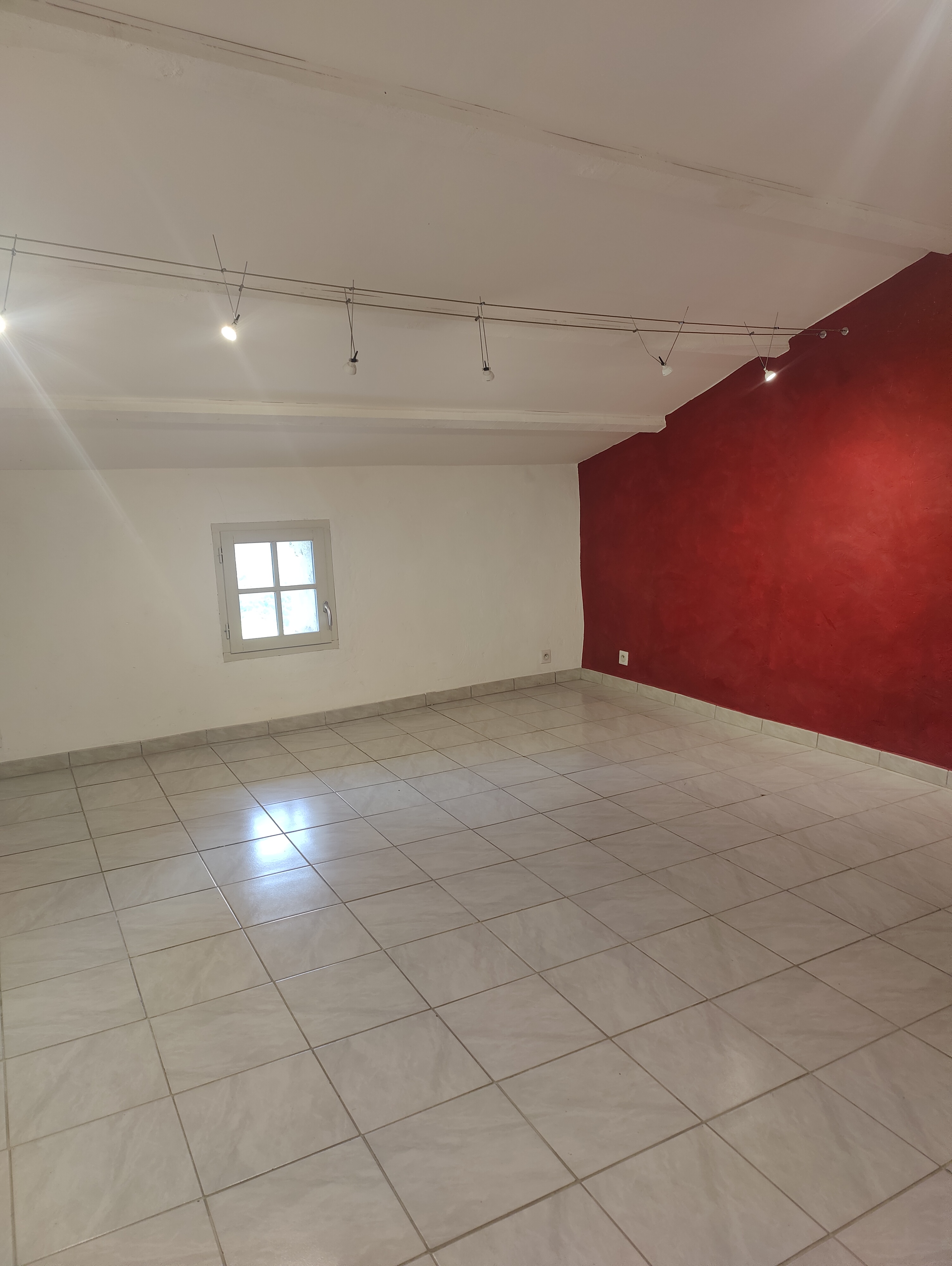 Au cœur du Village de Bargème l’un des « Plus Beaux Villages de France », la Municipalité propose à la location idéalement pour un Artiste, une maison de village sur 3 niveaux de 100 m2 non meublée comprenant :

- Au Rez-de-chaussée : Atelier de 40 m², 1 garage. 
- Au 1er étage : appartement deux pièces : cuisine, séjour, 1 chambre, salle d’eau et W.C. 43 m2 env. 
- Au 2ème étage : 3 salles d’exposition 55 m2 env. + jardinet

700 € sans les charges (Eau et électricité à la charge du locataire,) 

Pour plus de renseignements contacter la Mairie de Bargème du Lundi au Vendredi (sauf mercredi fermée).