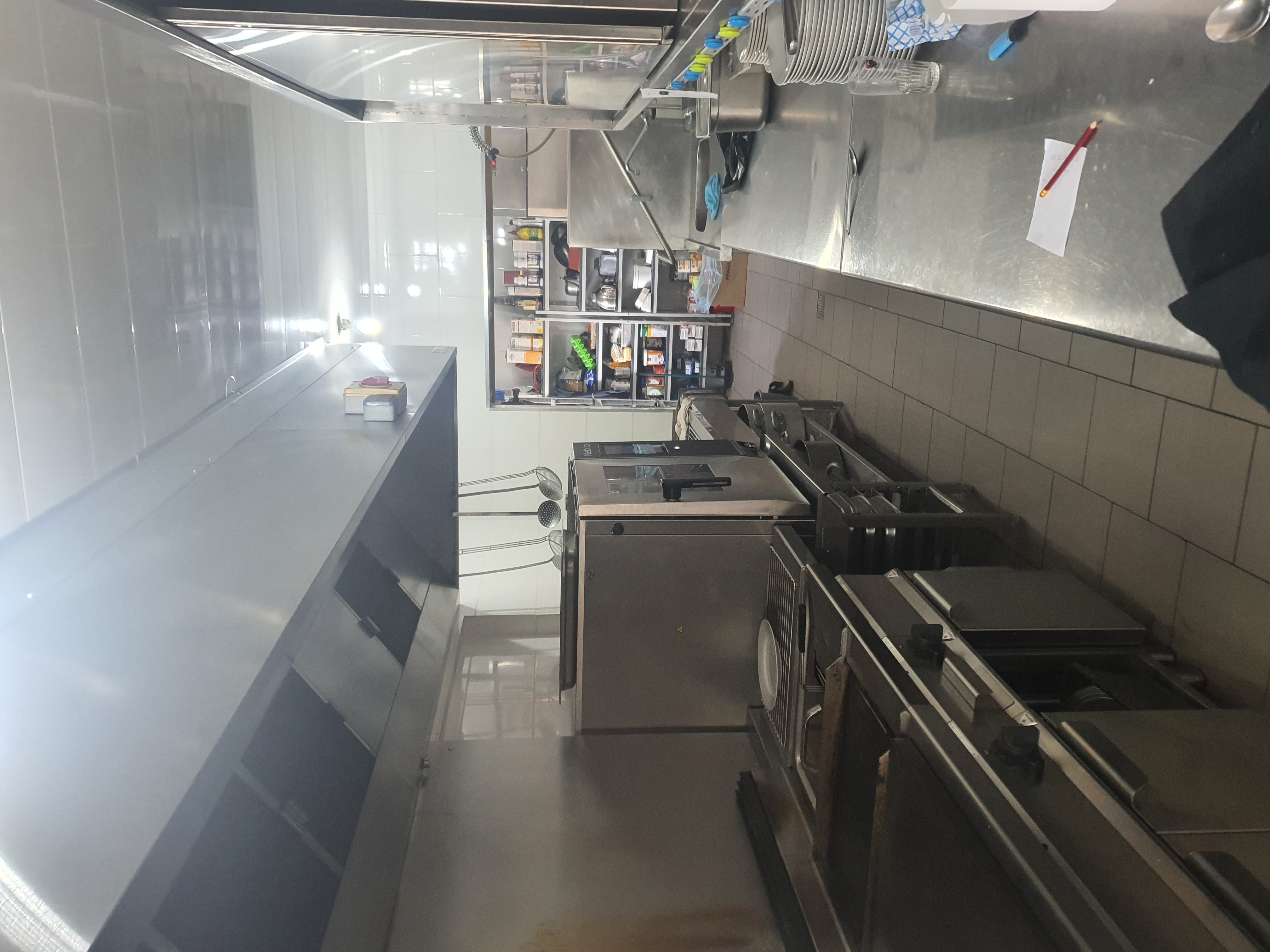 Opportunité : Cession de Fonds de Commerce – Restaurant routier 

Emplacement privilégié | Clientèle fidèle | Potentiel de développement

Situé à Lachapelle-Auzac (46), aux portes de la vallée de la Dordogne et à proximité immédiate des axes touristiques majeurs du Lot et de la Dordogne, ce restaurant routier est prêt pour écrire une nouvelle étape de son histoire.

Points Forts de l'Établissement :
- Emplacement Stratégique : Situé sur l’ancienne nationale 20, bénéficiant d'une excellente visibilité et d'un accès facile (proximité A20).
- Capacité d'accueil : Belle salle de restauration chaleureuse d’une quarantaine de couverts et vaste terrasse ombragée, idéale pour la saison estivale.
- Outil de travail : Cuisine professionnelle entièrement rénovée en 2021, entretenue et prête à l'emploi immédiatement. Aucun travaux majeurs à prévoir.
Le restaurant est également équipé d’une douche et d’une toilette aux normes PMR.
- Stationnement : Plusieurs grands parkings privés facilitant l'accueil des individuels, des professionnels (camions) et des groupes (autocaristes).
- Appartement inclus : Un grand appartement de 3 chambres se trouve au-dessus du restaurant.

Caractéristiques Techniques :
- Type de bail : Commercial 3/6/9.
- Loyer : 1 200 € / mois (restaurant : 700 € + appartement : 500 €)
- Prix de cession : 80 500 €